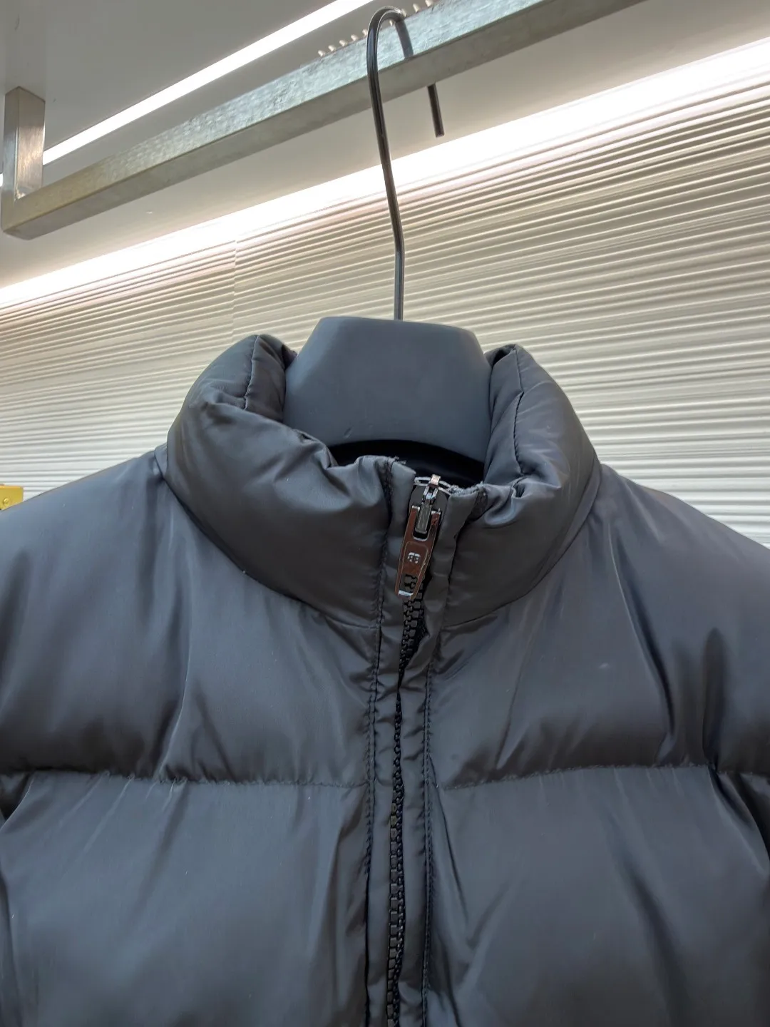 Balenciaga Waist Cotton Jacket ●Original version: Purchased and developed for 23500 ●Item No.: 1682007-B50 ●Fabric: 100% cotton ●Technology: Mechanical down filling ●Color: black ●Version: Fitted version ●Weight: about 1005 grams ●Size: S-M-L ●Description: Customized high-density nylon soft silk, delicate and smooth, comfortable and close to the skin, with classic black as the curtain, giving a deep sensory luxury Using deconstruction as the knife and the future as the ink, the waist is uniquely designed. Rebellion from hiding to emphasizing is the visual anchor of style. Balenciaga logo embroidery is embellished on the back collar. It is low-key and powerful and highlights the brand style. Use forward-looking design concepts to lead the fashion trend and enjoy new heights of fashion. Use imported machine embroidery technology. Use advanced computer control systems and precision mechanical components to realize Balenciaga embroidery operations with high precision. The lines are smooth and delicate, and are purely hand-made and disassembled after washing. After completing the initial combination of the lining cloth and the cotton piece, the craftsman will make further adjustments and disassembly in the water. The lining cloth and the cotton piece can achieve a perfect combination, making the lining cloth and the cotton piece more closely combined. It is beautiful and neat, and the template machine opens the bag. The preset template guides the position, shape and size of the bag opening. The accuracy ensures the quality of the bag opening effect. The overall wiring is straight and delicate, the fabric is comfortable and soft, and the color is consistent without color difference. It can be matched with the same style to create a fashionable look and control various occasions. Customized accessories, complete with three standards, same style for men and women!