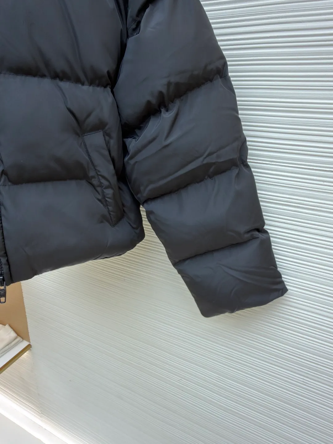 Balenciaga Waist Cotton Jacket ●Original version: Purchased and developed for 23500 ●Item No.: 1682007-B50 ●Fabric: 100% cotton ●Technology: Mechanical down filling ●Color: black ●Version: Fitted version ●Weight: about 1005 grams ●Size: S-M-L ●Description: Customized high-density nylon soft silk, delicate and smooth, comfortable and close to the skin, with classic black as the curtain, giving a deep sensory luxury Using deconstruction as the knife and the future as the ink, the waist is uniquely designed. Rebellion from hiding to emphasizing is the visual anchor of style. Balenciaga logo embroidery is embellished on the back collar. It is low-key and powerful and highlights the brand style. Use forward-looking design concepts to lead the fashion trend and enjoy new heights of fashion. Use imported machine embroidery technology. Use advanced computer control systems and precision mechanical components to realize Balenciaga embroidery operations with high precision. The lines are smooth and delicate, and are purely hand-made and disassembled after washing. After completing the initial combination of the lining cloth and the cotton piece, the craftsman will make further adjustments and disassembly in the water. The lining cloth and the cotton piece can achieve a perfect combination, making the lining cloth and the cotton piece more closely combined. It is beautiful and neat, and the template machine opens the bag. The preset template guides the position, shape and size of the bag opening. The accuracy ensures the quality of the bag opening effect. The overall wiring is straight and delicate, the fabric is comfortable and soft, and the color is consistent without color difference. It can be matched with the same style to create a fashionable look and control various occasions. Customized accessories, complete with three standards, same style for men and women!