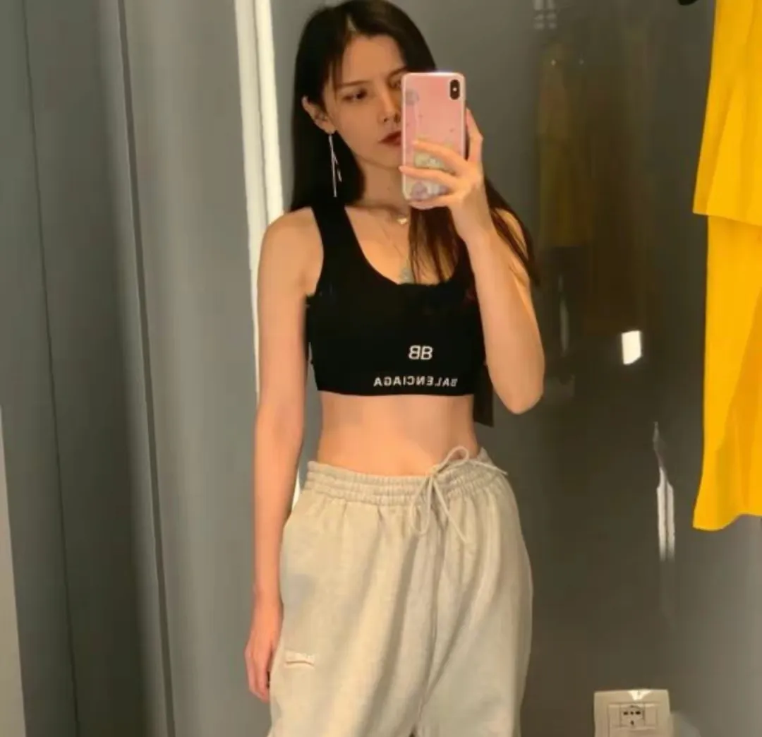 ♻️💯Upper body reference model picture❤️Top tried and true version Balenciaga 21SS BLCG Balenciaga Wave Coke male and female couple star same style pure cotton terry trousers sweatpants casual pants classic and versatile style is here! With these pants, they look perfect no matter what outfit you wear! Get it now! Customized special fabrics, ready-to-wear washable, soft and comfortable to the touch.  460 grams of dust-free sweatshirt fabric, washed and cut. Imported environmentally friendly water glue is added to the garment and washed twice to ensure consistent printing. Customized wash mark. This year's sincere shorts LOGO adopts Japanese Tajima embroidery technology, and the printing is full and meticulous. Color: Black/Grey/White/Blue Size: XS-L P:370