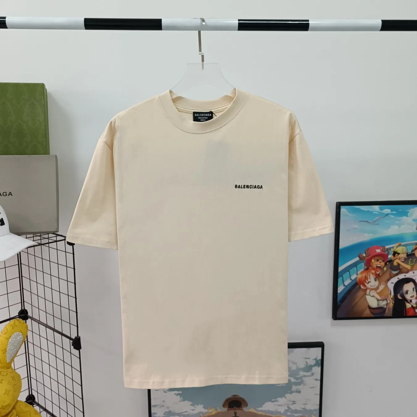 [New] The top tried and tested version of BALENCIAGA with large LOGO basic letters on the back, pure cotton loose fit for male and female couples, the same fashion brand high-end short-sleeved T-shirt. The god of simplicity in Paris, a volume sought after by many stars. Lisa’s favorite basic short-sleeved Paris style, which has a very high appearance rate. Wear alone, paired with jeans, shorts, and sweatpants, it's a versatile style. Xiaohongshu, a hot item on INS, a must-have for Paris fans. The logo slogan on the back is made of Tajima embroidery technology. Please pay attention to the importance of the version. Don't make a pattern based on the pictures. If you don't have the original version, you won't be able to make it look one to one like the original version. At most, you can just make a look. It's just a piece of clothing without a soul. The fabric is made of 24S 260g double yarn pure cotton fabric. The threads and fabric are custom woven and dyed in the same style, without color difference.  A complete set of customized tags, collar tags, washed, plastic bags, and most importantly, a complete set of bags, tag codes, and codes are all authentic.  Color: White Black Royal Blue Apricot Floral Gray Pink Beige Chinese Red Deep Sea Blue Purple Size: XS-L P:250