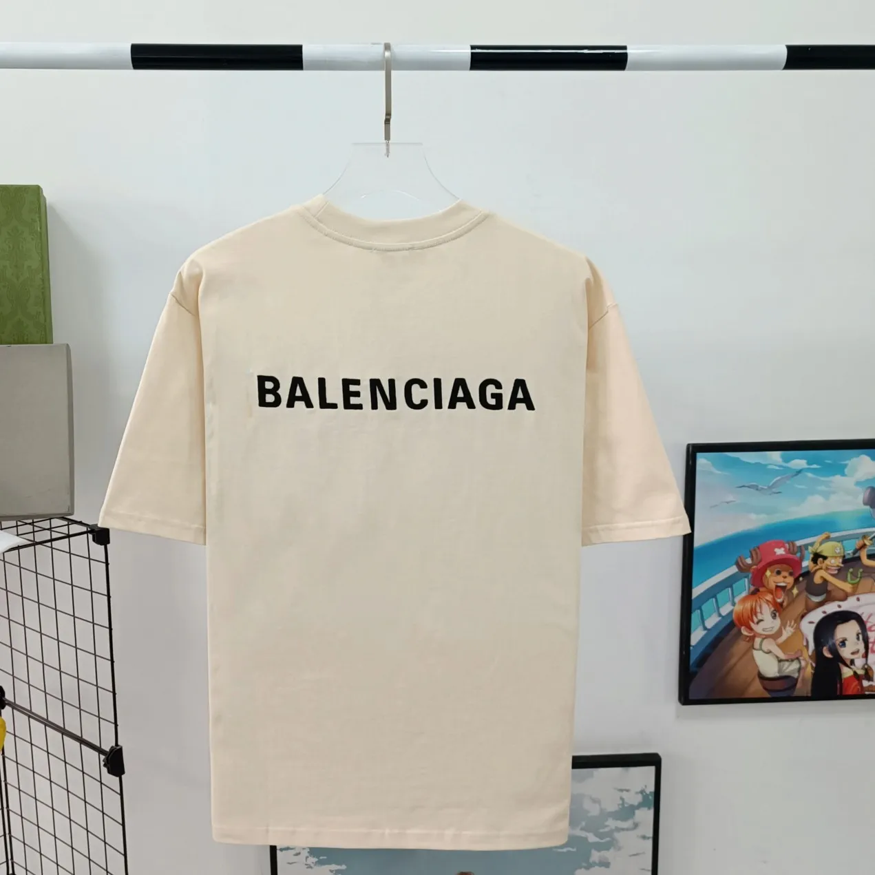 [New] The top tried and tested version of BALENCIAGA with large LOGO basic letters on the back, pure cotton loose fit for male and female couples, the same fashion brand high-end short-sleeved T-shirt. The god of simplicity in Paris, a volume sought after by many stars. Lisa’s favorite basic short-sleeved Paris style, which has a very high appearance rate. Wear alone, paired with jeans, shorts, and sweatpants, it's a versatile style. Xiaohongshu, a hot item on INS, a must-have for Paris fans. The logo slogan on the back is made of Tajima embroidery technology. Please pay attention to the importance of the version. Don't make a pattern based on the pictures. If you don't have the original version, you won't be able to make it look one to one like the original version. At most, you can just make a look. It's just a piece of clothing without a soul. The fabric is made of 24S 260g double yarn pure cotton fabric. The threads and fabric are custom woven and dyed in the same style, without color difference.  A complete set of customized tags, collar tags, washed, plastic bags, and most importantly, a complete set of bags, tag codes, and codes are all authentic.  Color: White Black Royal Blue Apricot Floral Gray Pink Beige Chinese Red Deep Sea Blue Purple Size: XS-L P:250