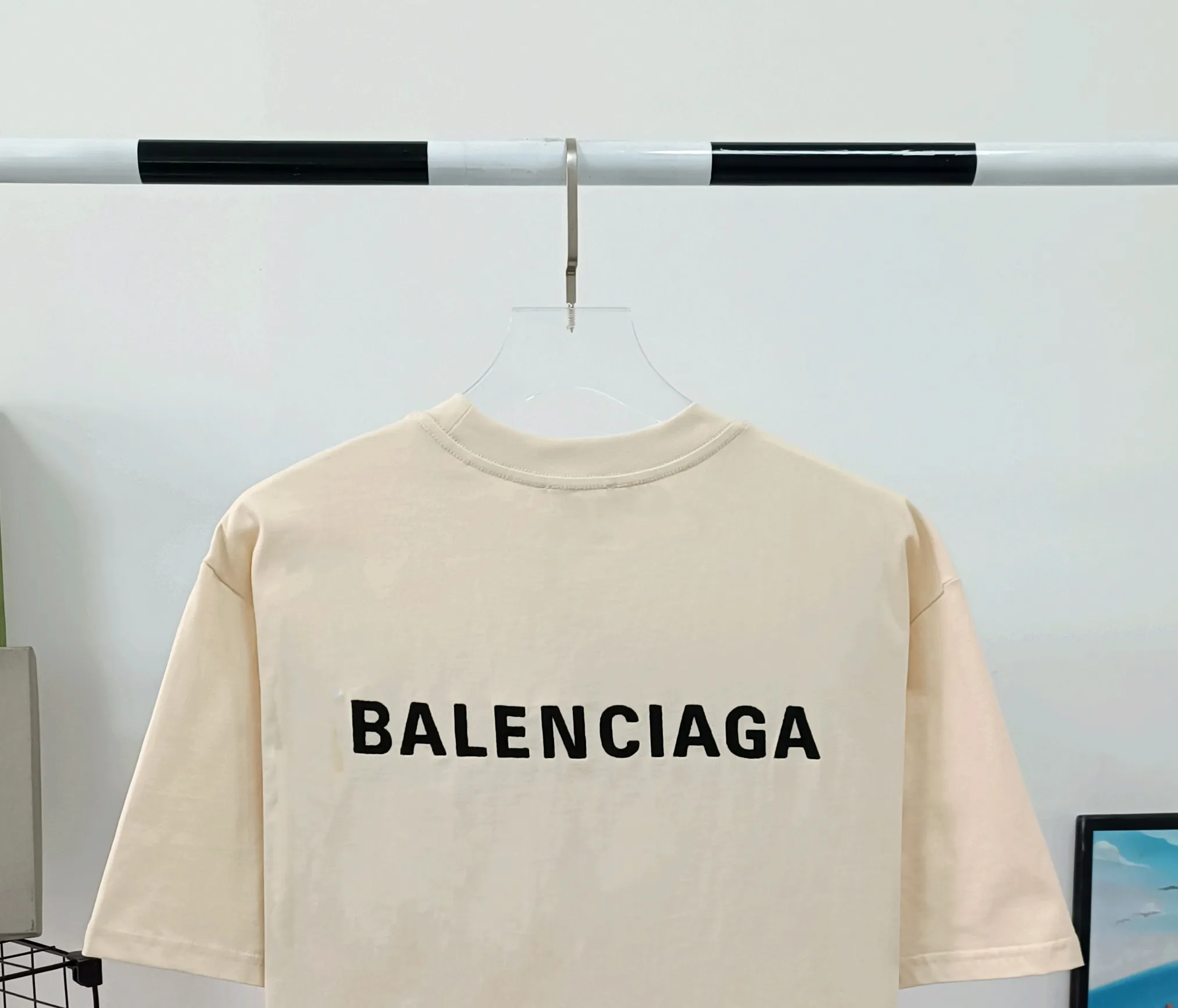 [New] The top tried and tested version of BALENCIAGA with large LOGO basic letters on the back, pure cotton loose fit for male and female couples, the same fashion brand high-end short-sleeved T-shirt. The god of simplicity in Paris, a volume sought after by many stars. Lisa’s favorite basic short-sleeved Paris style, which has a very high appearance rate. Wear alone, paired with jeans, shorts, and sweatpants, it's a versatile style. Xiaohongshu, a hot item on INS, a must-have for Paris fans. The logo slogan on the back is made of Tajima embroidery technology. Please pay attention to the importance of the version. Don't make a pattern based on the pictures. If you don't have the original version, you won't be able to make it look one to one like the original version. At most, you can just make a look. It's just a piece of clothing without a soul. The fabric is made of 24S 260g double yarn pure cotton fabric. The threads and fabric are custom woven and dyed in the same style, without color difference.  A complete set of customized tags, collar tags, washed, plastic bags, and most importantly, a complete set of bags, tag codes, and codes are all authentic.  Color: White Black Royal Blue Apricot Floral Gray Pink Beige Chinese Red Deep Sea Blue Purple Size: XS-L P:250