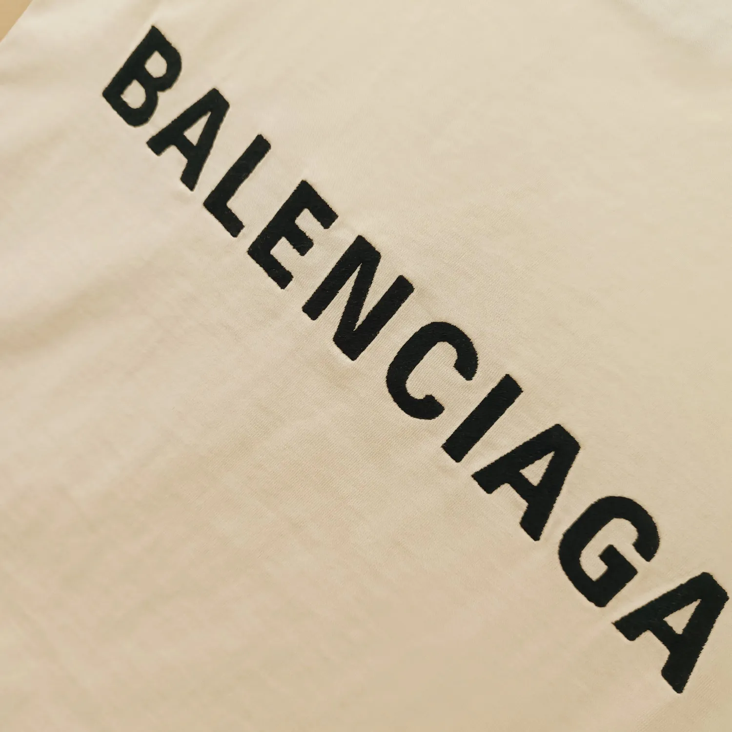 [New] The top tried and tested version of BALENCIAGA with large LOGO basic letters on the back, pure cotton loose fit for male and female couples, the same fashion brand high-end short-sleeved T-shirt. The god of simplicity in Paris, a volume sought after by many stars. Lisa’s favorite basic short-sleeved Paris style, which has a very high appearance rate. Wear alone, paired with jeans, shorts, and sweatpants, it's a versatile style. Xiaohongshu, a hot item on INS, a must-have for Paris fans. The logo slogan on the back is made of Tajima embroidery technology. Please pay attention to the importance of the version. Don't make a pattern based on the pictures. If you don't have the original version, you won't be able to make it look one to one like the original version. At most, you can just make a look. It's just a piece of clothing without a soul. The fabric is made of 24S 260g double yarn pure cotton fabric. The threads and fabric are custom woven and dyed in the same style, without color difference.  A complete set of customized tags, collar tags, washed, plastic bags, and most importantly, a complete set of bags, tag codes, and codes are all authentic.  Color: White Black Royal Blue Apricot Floral Gray Pink Beige Chinese Red Deep Sea Blue Purple Size: XS-L P:250