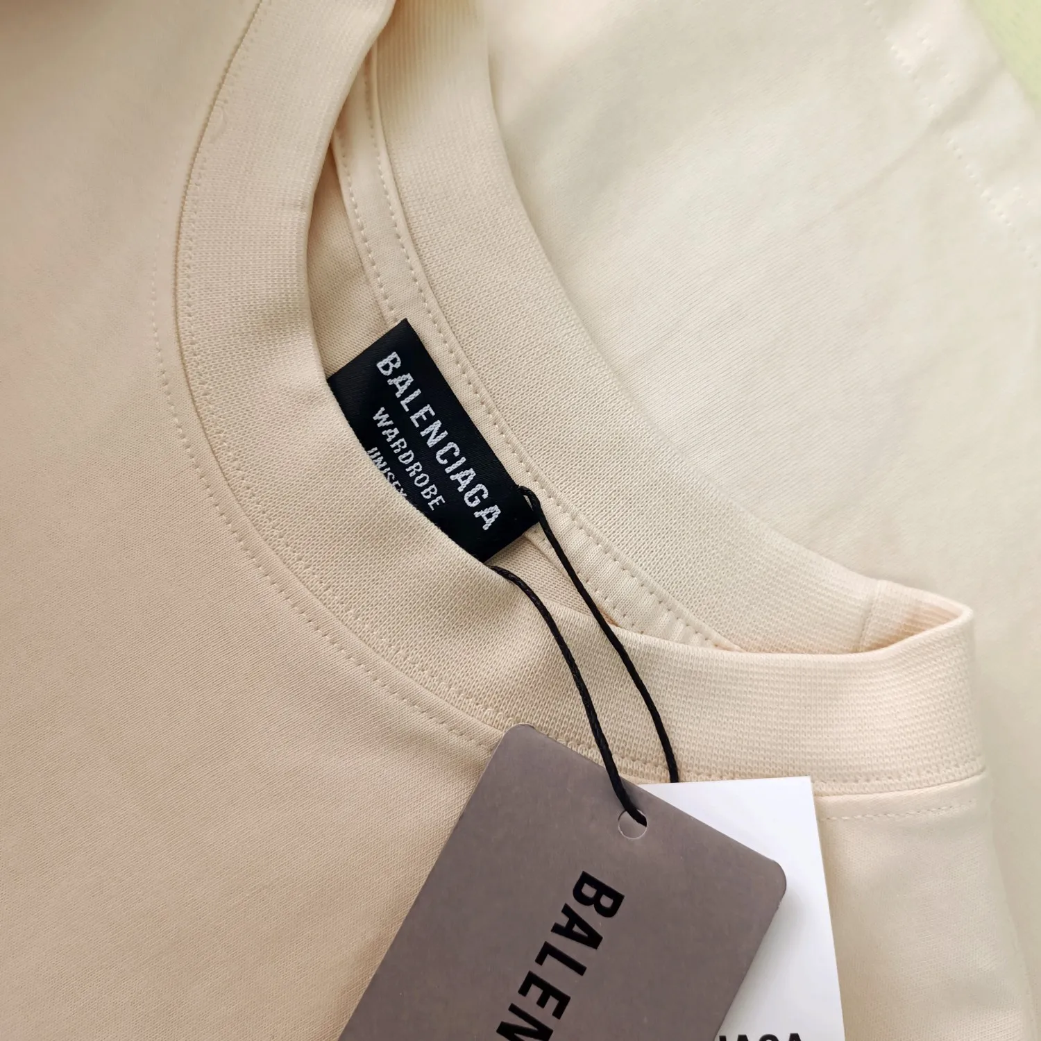 [New] The top tried and tested version of BALENCIAGA with large LOGO basic letters on the back, pure cotton loose fit for male and female couples, the same fashion brand high-end short-sleeved T-shirt. The god of simplicity in Paris, a volume sought after by many stars. Lisa’s favorite basic short-sleeved Paris style, which has a very high appearance rate. Wear alone, paired with jeans, shorts, and sweatpants, it's a versatile style. Xiaohongshu, a hot item on INS, a must-have for Paris fans. The logo slogan on the back is made of Tajima embroidery technology. Please pay attention to the importance of the version. Don't make a pattern based on the pictures. If you don't have the original version, you won't be able to make it look one to one like the original version. At most, you can just make a look. It's just a piece of clothing without a soul. The fabric is made of 24S 260g double yarn pure cotton fabric. The threads and fabric are custom woven and dyed in the same style, without color difference.  A complete set of customized tags, collar tags, washed, plastic bags, and most importantly, a complete set of bags, tag codes, and codes are all authentic.  Color: White Black Royal Blue Apricot Floral Gray Pink Beige Chinese Red Deep Sea Blue Purple Size: XS-L P:250