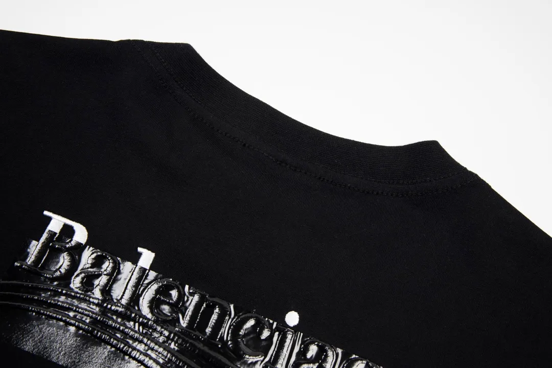 🅿️176 Detailed picture [Top version. Official website quality] BALENCI*GA/Paris#Classic. Coke embroidered black rubber short-sleeved T-shirt# The fabric is made of Paris ZP custom-woven and dyed cotton double yarn. Weighing 260 grams, the cloth surface is clean. The cloth pattern is clear, soft and comfortable. The color fastness is good. It is not easy to change color. The threads are dyed with no color difference. The classic pattern embroidery uses an imported embroidery machine, and the embroidery thread color is based on the original color. It is produced based on the pictures in the Jubie market. The letters are clear. The three-dimensional effect is strong. The embroidered flowers are laminated on the finished product. The version adopts OS loose shoulder design. Same style for men and women. Code: BL223008 Color: black, off-white, ash, red Size: XS S M L