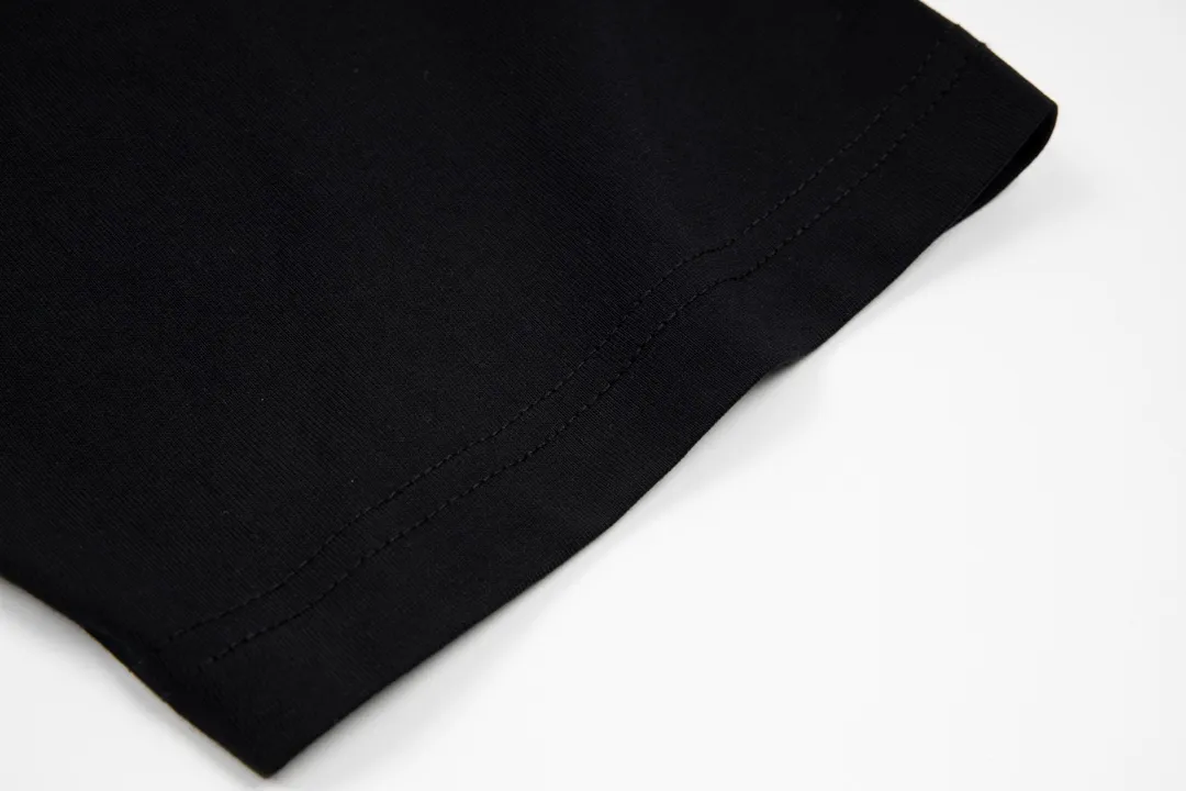 🅿️176 Detailed picture [Top version. Official website quality] BALENCI*GA/Paris#Classic. Coke embroidered black rubber short-sleeved T-shirt# The fabric is made of Paris ZP custom-woven and dyed cotton double yarn. Weighing 260 grams, the cloth surface is clean. The cloth pattern is clear, soft and comfortable. The color fastness is good. It is not easy to change color. The threads are dyed with no color difference. The classic pattern embroidery uses an imported embroidery machine, and the embroidery thread color is based on the original color. It is produced based on the pictures in the Jubie market. The letters are clear. The three-dimensional effect is strong. The embroidered flowers are laminated on the finished product. The version adopts OS loose shoulder design. Same style for men and women. Code: BL223008 Color: black, off-white, ash, red Size: XS S M L