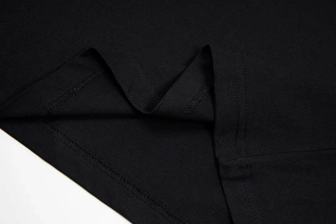 🅿️176 Detailed picture [Top version. Official website quality] BALENCI*GA/Paris#Classic. Coke embroidered black rubber short-sleeved T-shirt# The fabric is made of Paris ZP custom-woven and dyed cotton double yarn. Weighing 260 grams, the cloth surface is clean. The cloth pattern is clear, soft and comfortable. The color fastness is good. It is not easy to change color. The threads are dyed with no color difference. The classic pattern embroidery uses an imported embroidery machine, and the embroidery thread color is based on the original color. It is produced based on the pictures in the Jubie market. The letters are clear. The three-dimensional effect is strong. The embroidered flowers are laminated on the finished product. The version adopts OS loose shoulder design. Same style for men and women. Code: BL223008 Color: black, off-white, ash, red Size: XS S M L