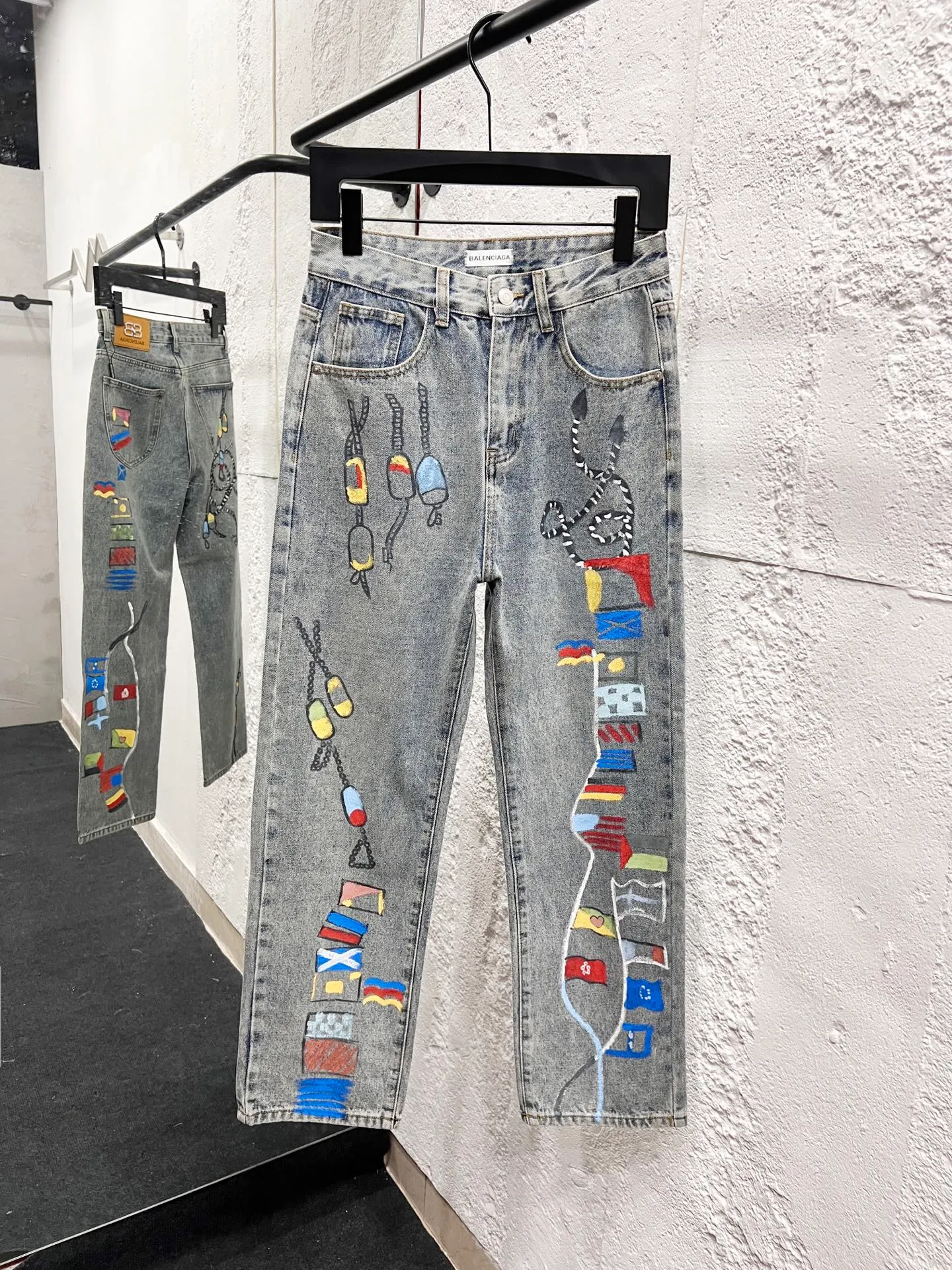 🅿️310 Style No.: H964 BALENCIAGA & Balenciaga 23SS Hand-painted splash-ink graffiti painting straight-leg loose jeans Same style as Internet celebrity Dayang Ge Comparison official website Line alignment This year’s latest jeans The graffiti’s messy gives a street feel The fabric is made of silo woven combed cotton denim It feels thick and textured The process uses hand-painted artificial printing Splash-ink effect Retro wash effect The version is loose and versatile Uniform series for men and women Full set of logo hardware accessories customized Color: gray Size: 28-30-32-34-36