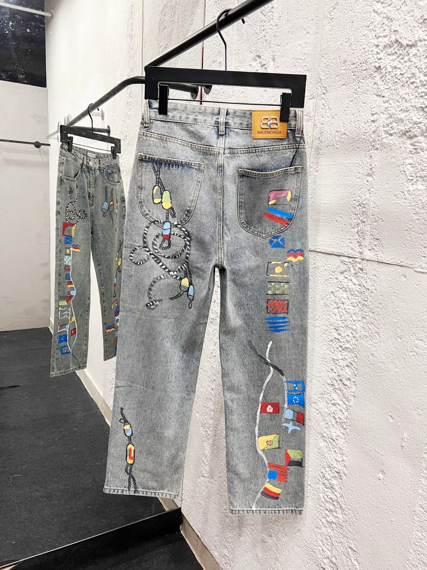 🅿️310 Style No.: H964 BALENCIAGA & Balenciaga 23SS Hand-painted splash-ink graffiti painting straight-leg loose jeans Same style as Internet celebrity Dayang Ge Comparison official website Line alignment This year’s latest jeans The graffiti’s messy gives a street feel The fabric is made of silo woven combed cotton denim It feels thick and textured The process uses hand-painted artificial printing Splash-ink effect Retro wash effect The version is loose and versatile Uniform series for men and women Full set of logo hardware accessories customized Color: gray Size: 28-30-32-34-36