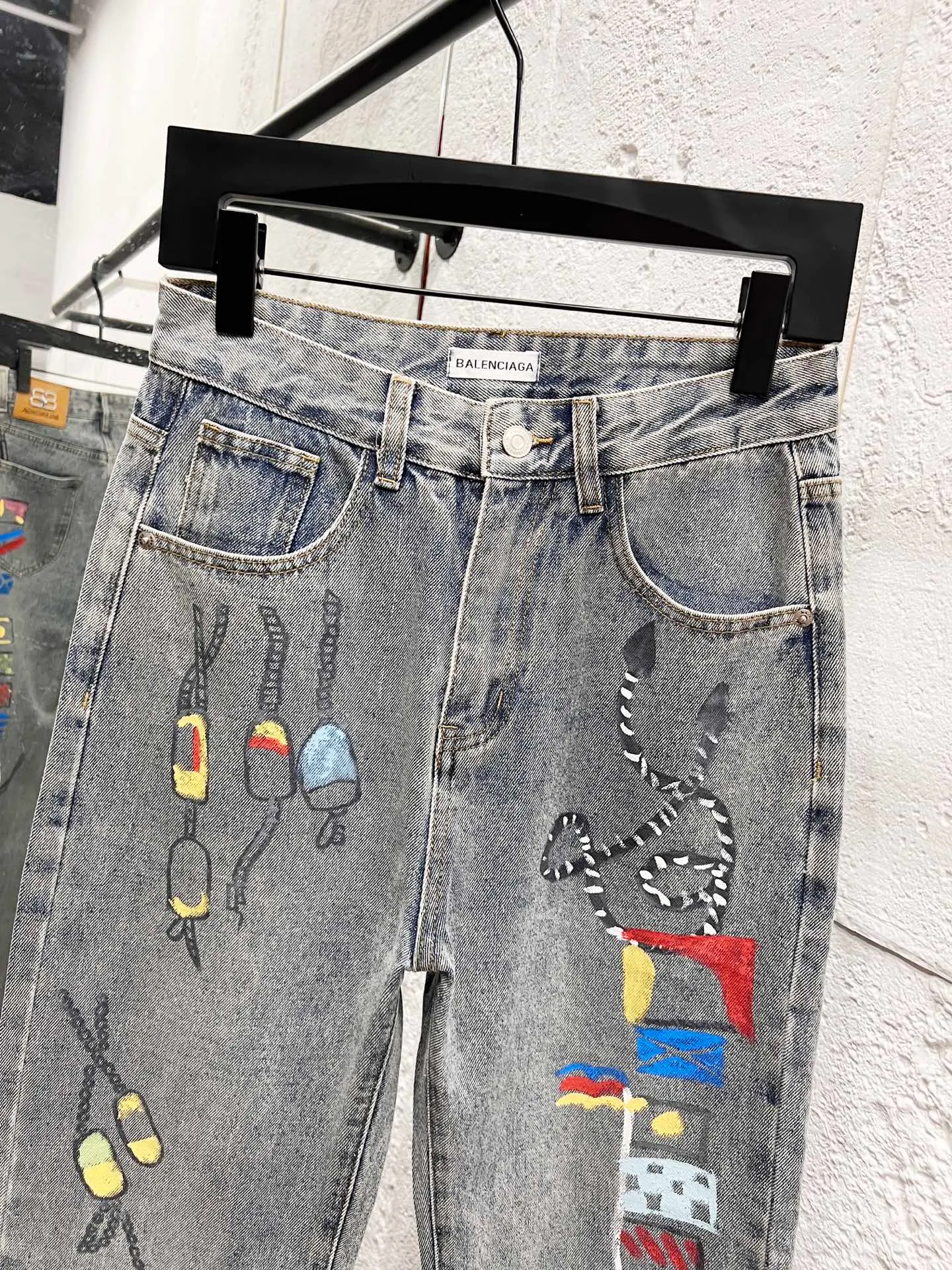 🅿️310 Style No.: H964 BALENCIAGA & Balenciaga 23SS Hand-painted splash-ink graffiti painting straight-leg loose jeans Same style as Internet celebrity Dayang Ge Comparison official website Line alignment This year’s latest jeans The graffiti’s messy gives a street feel The fabric is made of silo woven combed cotton denim It feels thick and textured The process uses hand-painted artificial printing Splash-ink effect Retro wash effect The version is loose and versatile Uniform series for men and women Full set of logo hardware accessories customized Color: gray Size: 28-30-32-34-36