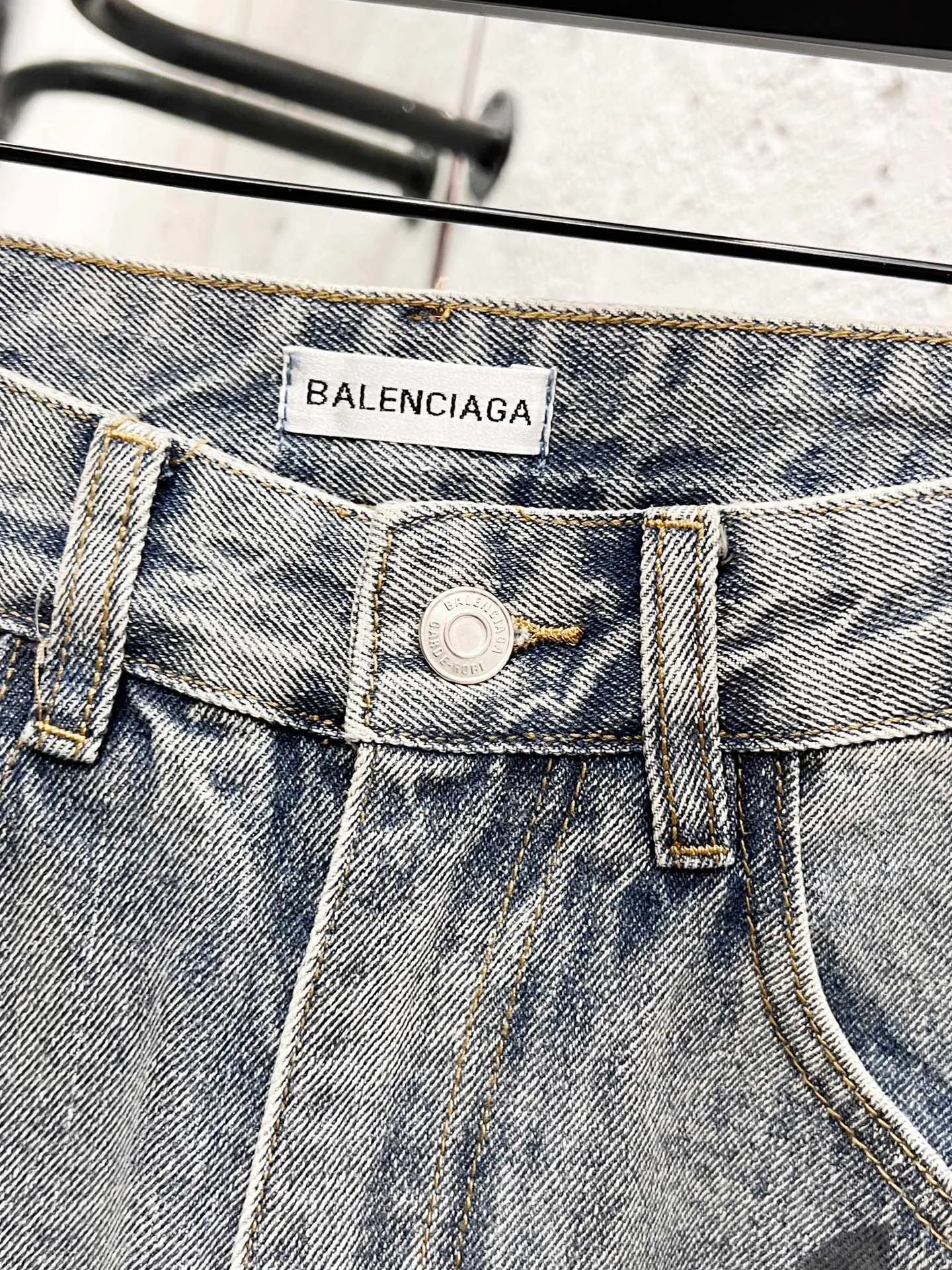 🅿️310 Style No.: H964 BALENCIAGA & Balenciaga 23SS Hand-painted splash-ink graffiti painting straight-leg loose jeans Same style as Internet celebrity Dayang Ge Comparison official website Line alignment This year’s latest jeans The graffiti’s messy gives a street feel The fabric is made of silo woven combed cotton denim It feels thick and textured The process uses hand-painted artificial printing Splash-ink effect Retro wash effect The version is loose and versatile Uniform series for men and women Full set of logo hardware accessories customized Color: gray Size: 28-30-32-34-36
