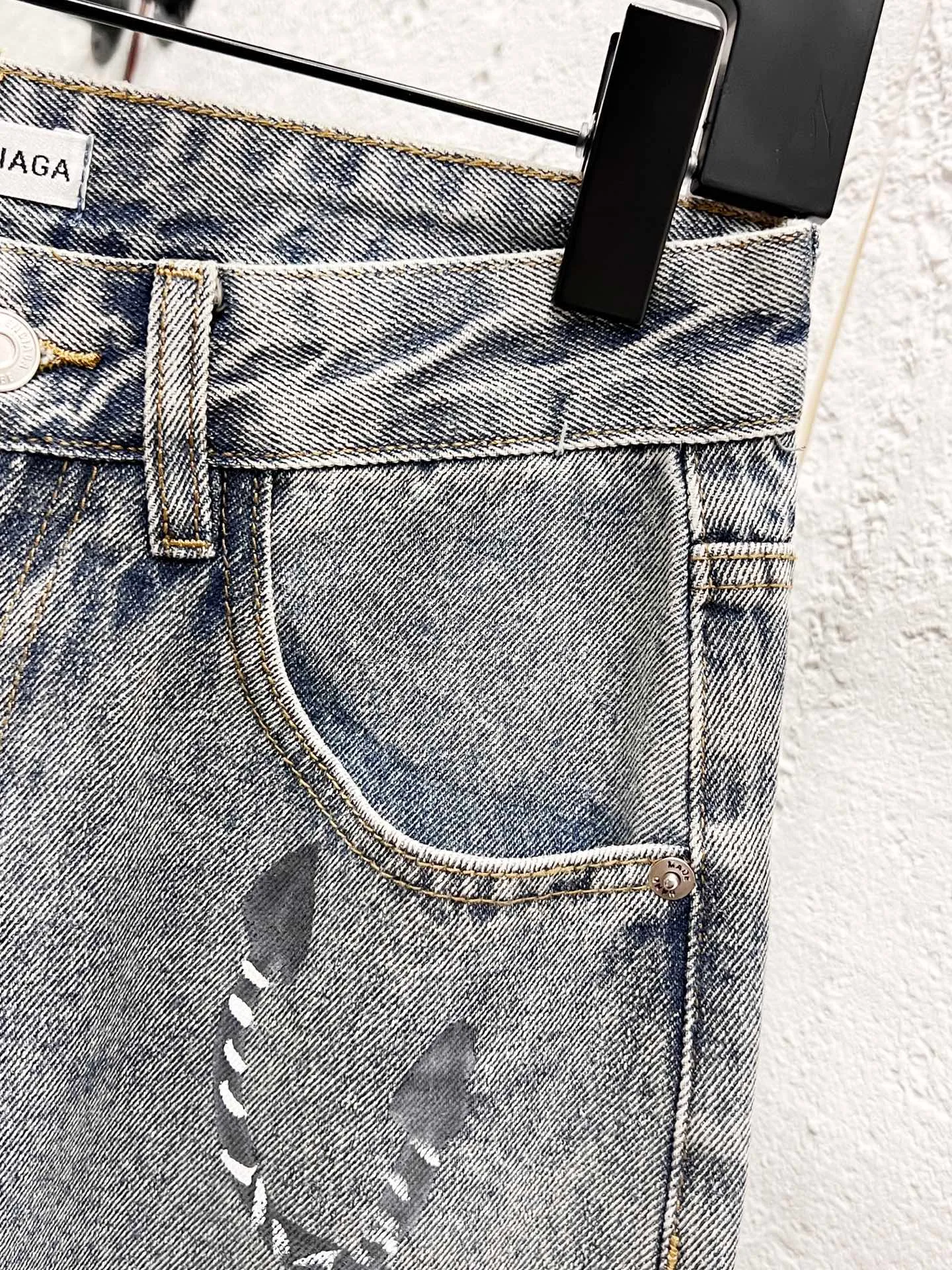 🅿️310 Style No.: H964 BALENCIAGA & Balenciaga 23SS Hand-painted splash-ink graffiti painting straight-leg loose jeans Same style as Internet celebrity Dayang Ge Comparison official website Line alignment This year’s latest jeans The graffiti’s messy gives a street feel The fabric is made of silo woven combed cotton denim It feels thick and textured The process uses hand-painted artificial printing Splash-ink effect Retro wash effect The version is loose and versatile Uniform series for men and women Full set of logo hardware accessories customized Color: gray Size: 28-30-32-34-36