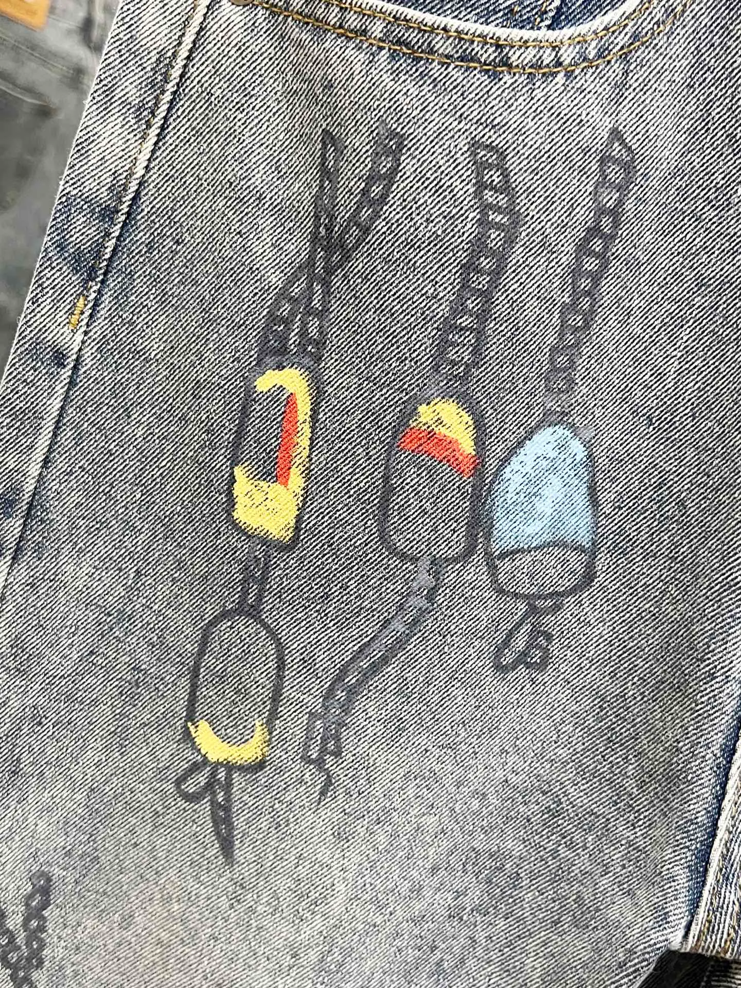 🅿️310 Style No.: H964 BALENCIAGA & Balenciaga 23SS Hand-painted splash-ink graffiti painting straight-leg loose jeans Same style as Internet celebrity Dayang Ge Comparison official website Line alignment This year’s latest jeans The graffiti’s messy gives a street feel The fabric is made of silo woven combed cotton denim It feels thick and textured The process uses hand-painted artificial printing Splash-ink effect Retro wash effect The version is loose and versatile Uniform series for men and women Full set of logo hardware accessories customized Color: gray Size: 28-30-32-34-36