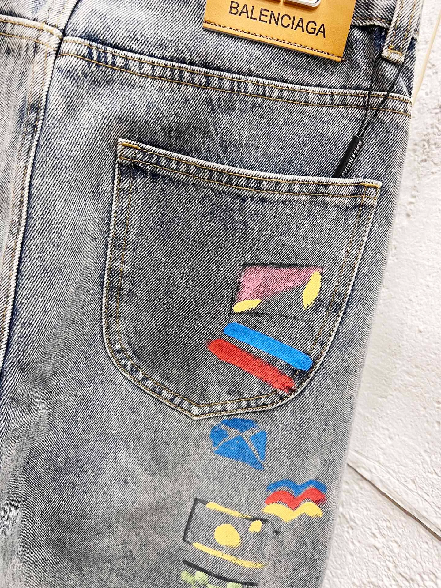 🅿️310 Style No.: H964 BALENCIAGA & Balenciaga 23SS Hand-painted splash-ink graffiti painting straight-leg loose jeans Same style as Internet celebrity Dayang Ge Comparison official website Line alignment This year’s latest jeans The graffiti’s messy gives a street feel The fabric is made of silo woven combed cotton denim It feels thick and textured The process uses hand-painted artificial printing Splash-ink effect Retro wash effect The version is loose and versatile Uniform series for men and women Full set of logo hardware accessories customized Color: gray Size: 28-30-32-34-36
