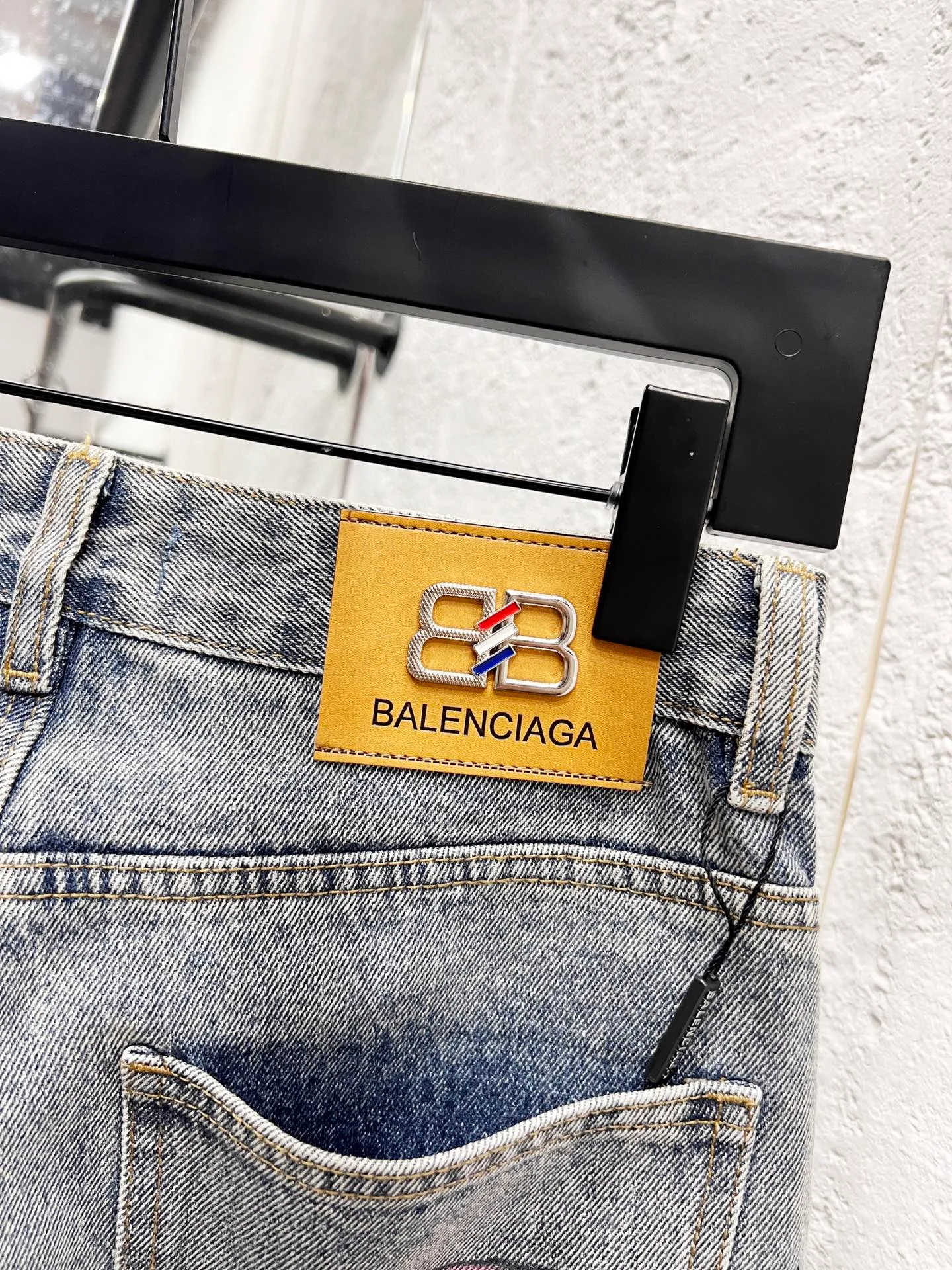 🅿️310 Style No.: H964 BALENCIAGA & Balenciaga 23SS Hand-painted splash-ink graffiti painting straight-leg loose jeans Same style as Internet celebrity Dayang Ge Comparison official website Line alignment This year’s latest jeans The graffiti’s messy gives a street feel The fabric is made of silo woven combed cotton denim It feels thick and textured The process uses hand-painted artificial printing Splash-ink effect Retro wash effect The version is loose and versatile Uniform series for men and women Full set of logo hardware accessories customized Color: gray Size: 28-30-32-34-36