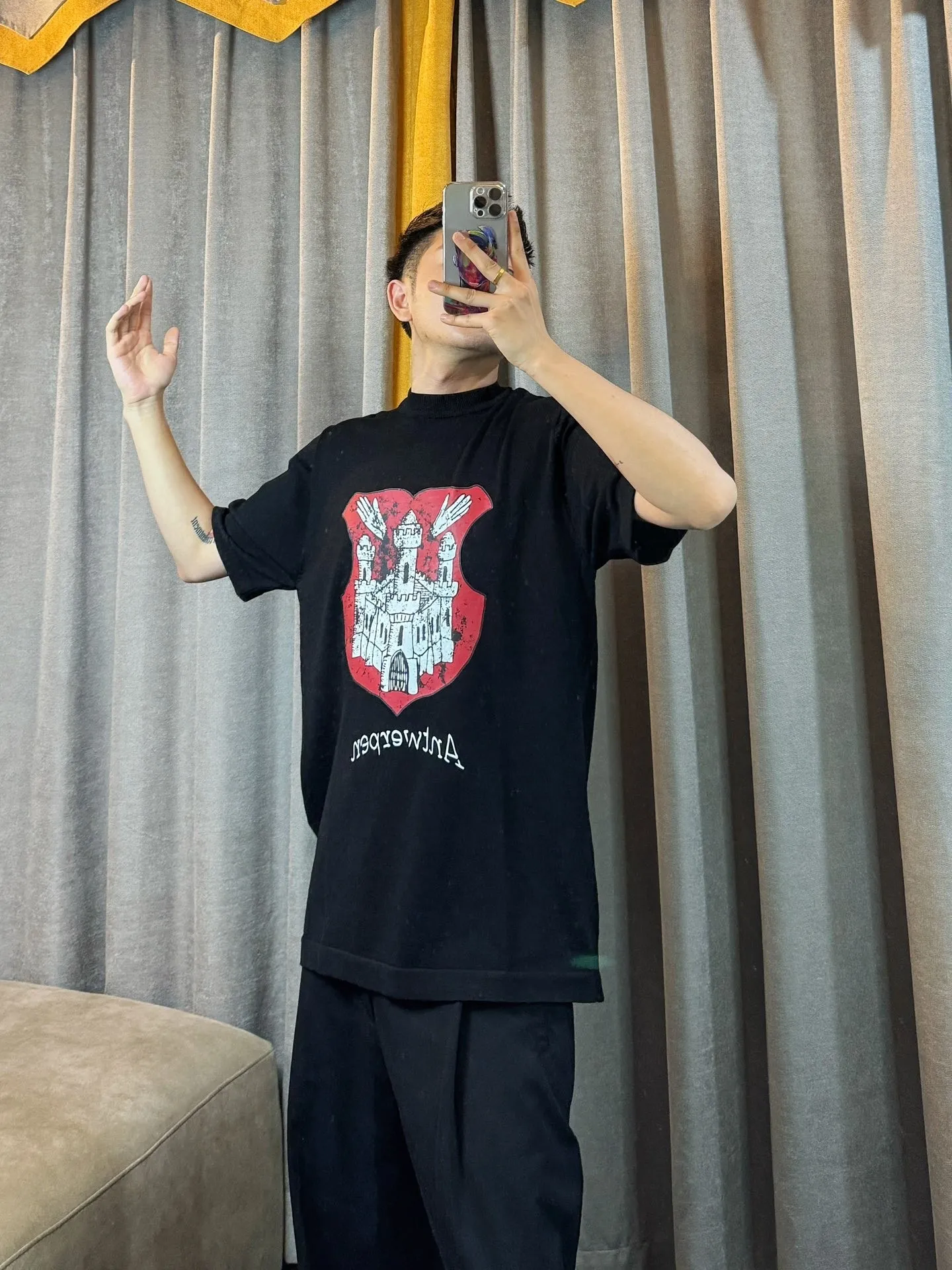 🎀Hot model pictures🎀【Latest new】Top tested version - BALENCIAGA - Balenciaga 2024 new castle reverse stitched distressed printed short-sleeved T-shirt. The original development of custom-woven fabric technology, washing and water treatment, high gram weight 300 grams of fabric, full texture, clean cloth surface, soft and comfortable. Solona thread dyeing without color difference, singeing plus fabric wool processing, front logo light production took three days to make the film To make it have the same effect as YB, imported glue fission material is used. It is heated to form an aged effect, and the garment is finished and then washed. Workers make holes in each piece to completely match every detail of ZP. It is very time-consuming. Os dropped shoulders and loose version. The latest brick cabinets in spring and summer are synchronized. Same style for men and women. Color: Black Size: XS-L P:260