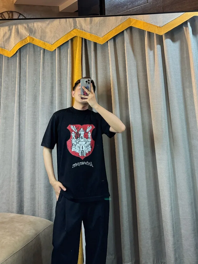 🎀Hot model pictures🎀【Latest new】Top tested version - BALENCIAGA - Balenciaga 2024 new castle reverse stitched distressed printed short-sleeved T-shirt. The original development of custom-woven fabric technology, washing and water treatment, high gram weight 300 grams of fabric, full texture, clean cloth surface, soft and comfortable. Solona thread dyeing without color difference, singeing plus fabric wool processing, front logo light production took three days to make the film To make it have the same effect as YB, imported glue fission material is used. It is heated to form an aged effect, and the garment is finished and then washed. Workers make holes in each piece to completely match every detail of ZP. It is very time-consuming. Os dropped shoulders and loose version. The latest brick cabinets in spring and summer are synchronized. Same style for men and women. Color: Black Size: XS-L P:260