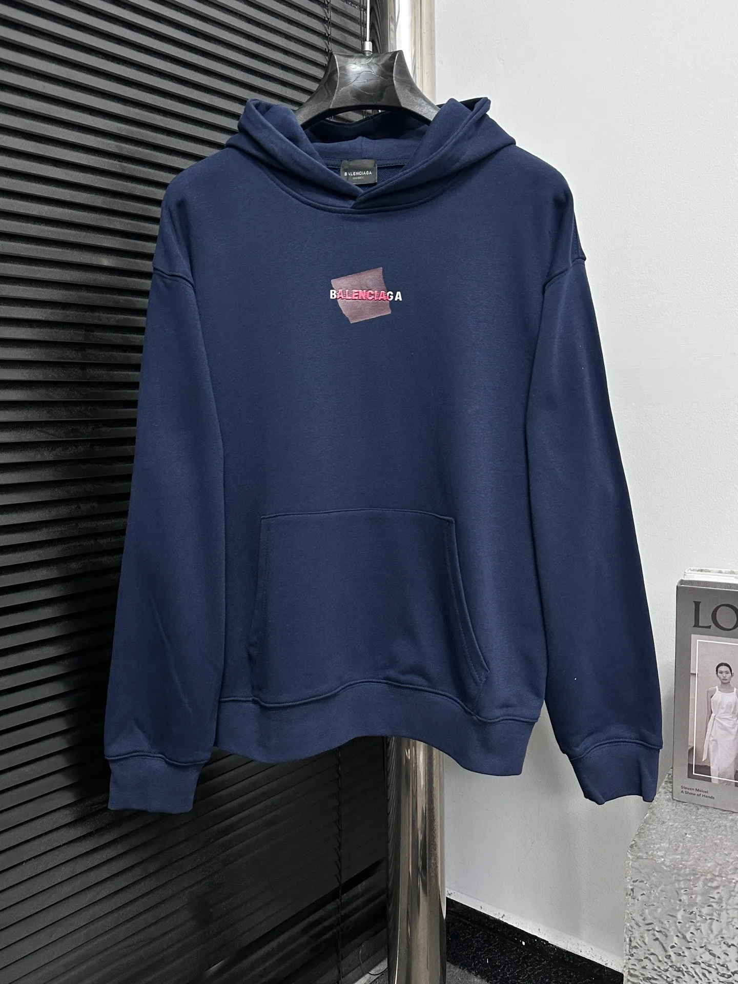 🅿️330 【BALENCIaGA】Paris small letter hooded sweatshirt. The fabric surface is clean. The fabric pattern is clear, soft and comfortable. The threads are dyed with no color difference. The tape is stamped with imported transparent glue. The effect is three-dimensional. Restore brick cabinets, adopt OS loose shoulder style. Same style for men and women. Size: S-XL