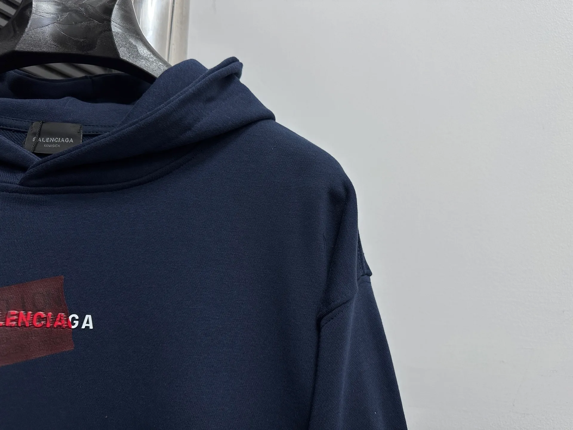 🅿️330 【BALENCIaGA】Paris small letter hooded sweatshirt. The fabric surface is clean. The fabric pattern is clear, soft and comfortable. The threads are dyed with no color difference. The tape is stamped with imported transparent glue. The effect is three-dimensional. Restore brick cabinets, adopt OS loose shoulder style. Same style for men and women. Size: S-XL