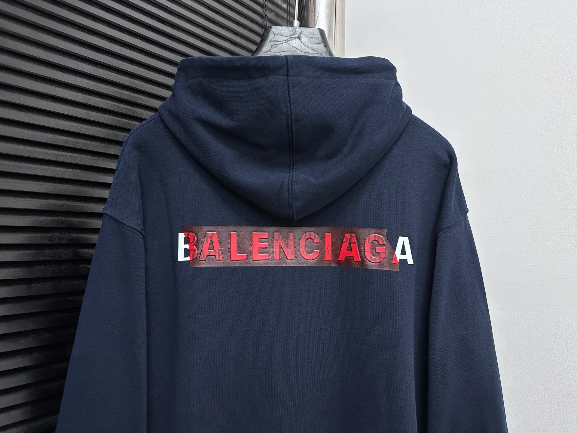 🅿️330 【BALENCIaGA】Paris small letter hooded sweatshirt. The fabric surface is clean. The fabric pattern is clear, soft and comfortable. The threads are dyed with no color difference. The tape is stamped with imported transparent glue. The effect is three-dimensional. Restore brick cabinets, adopt OS loose shoulder style. Same style for men and women. Size: S-XL