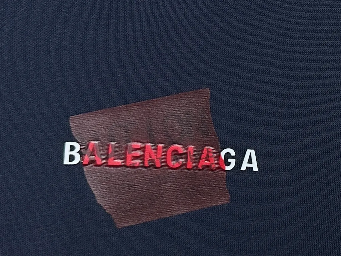 🅿️330 【BALENCIaGA】Paris small letter hooded sweatshirt. The fabric surface is clean. The fabric pattern is clear, soft and comfortable. The threads are dyed with no color difference. The tape is stamped with imported transparent glue. The effect is three-dimensional. Restore brick cabinets, adopt OS loose shoulder style. Same style for men and women. Size: S-XL