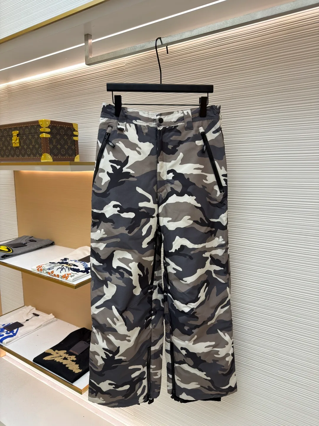 Balenciaga camouflage ski series·Ski trousers ●Original version: purchased and developed by 14326 ●Item number: 1681683-D80 ●Fabric: technical waterproof fabric ●Technology: Made with cotton lining ●Color: gray ●Type: Loose version ●Weight: about 930 grams ●Size: XS-S-M-L ●Description: The fabric uses advanced waterproof technology to effectively resist moisture penetration. The outer layer is equipped with camouflage pattern design. By utilizing the tight weaving of microfiber and adding a waterproof coating inside the fabric, the inner and outer double-layer waterproof and windproof functions are achieved. The interweaving method and density of the fabric's 7*8 plaid warp and weft yarns are precisely controlled to form a specific plaid pattern; to ensure the uniformity and stability of the fabric. The surface forms an obvious concave and convex texture, thereby enhancing the three-dimensional sense of the fabric. The plaid design not only makes the fabric more visually beautiful, but also enhances the structural stability and durability of the fabric. This fabric is a special structural material used to prevent ice and snow from accumulating and penetrating. It has excellent elasticity to ensure a tight fit and prevent ice and snow from penetrating. The material has been specially treated to have excellent wear resistance and can resist scratches and wear from sharp objects such as ice, snow, rocks, etc. The overall wiring is straight and delicate, the fabric is comfortable and soft, and the color is consistent without color difference. It can be matched with the same style to create a fashionable look and control various occasions. Customized accessories, complete with three standards, same style for men and women!
