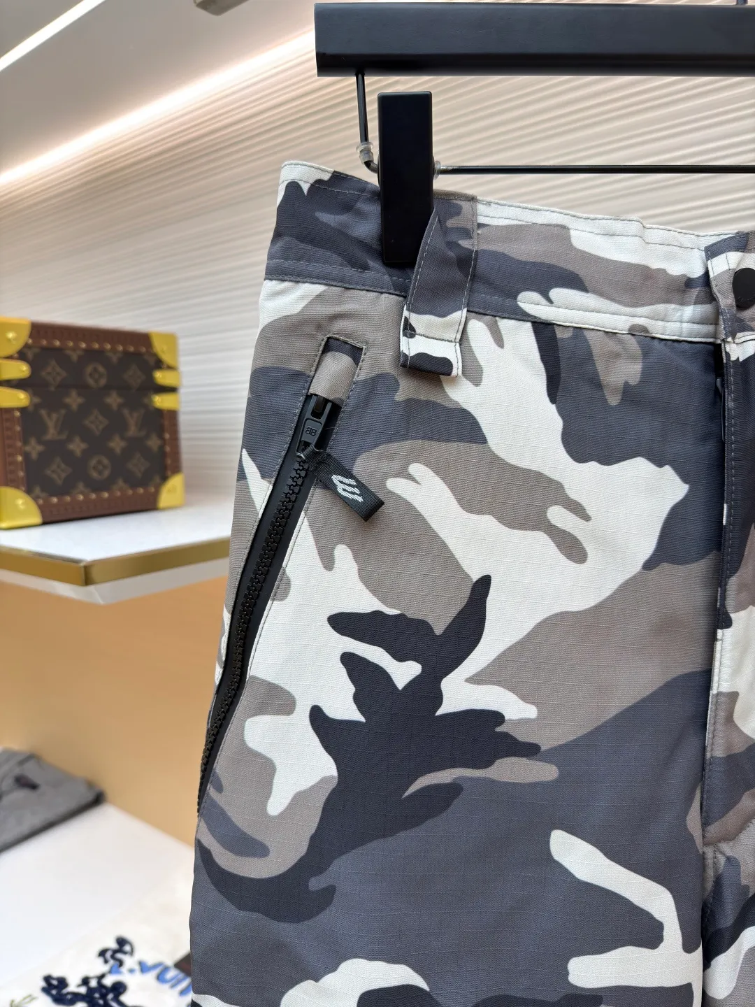 Balenciaga camouflage ski series·Ski trousers ●Original version: purchased and developed by 14326 ●Item number: 1681683-D80 ●Fabric: technical waterproof fabric ●Technology: Made with cotton lining ●Color: gray ●Type: Loose version ●Weight: about 930 grams ●Size: XS-S-M-L ●Description: The fabric uses advanced waterproof technology to effectively resist moisture penetration. The outer layer is equipped with camouflage pattern design. By utilizing the tight weaving of microfiber and adding a waterproof coating inside the fabric, the inner and outer double-layer waterproof and windproof functions are achieved. The interweaving method and density of the fabric's 7*8 plaid warp and weft yarns are precisely controlled to form a specific plaid pattern; to ensure the uniformity and stability of the fabric. The surface forms an obvious concave and convex texture, thereby enhancing the three-dimensional sense of the fabric. The plaid design not only makes the fabric more visually beautiful, but also enhances the structural stability and durability of the fabric. This fabric is a special structural material used to prevent ice and snow from accumulating and penetrating. It has excellent elasticity to ensure a tight fit and prevent ice and snow from penetrating. The material has been specially treated to have excellent wear resistance and can resist scratches and wear from sharp objects such as ice, snow, rocks, etc. The overall wiring is straight and delicate, the fabric is comfortable and soft, and the color is consistent without color difference. It can be matched with the same style to create a fashionable look and control various occasions. Customized accessories, complete with three standards, same style for men and women!
