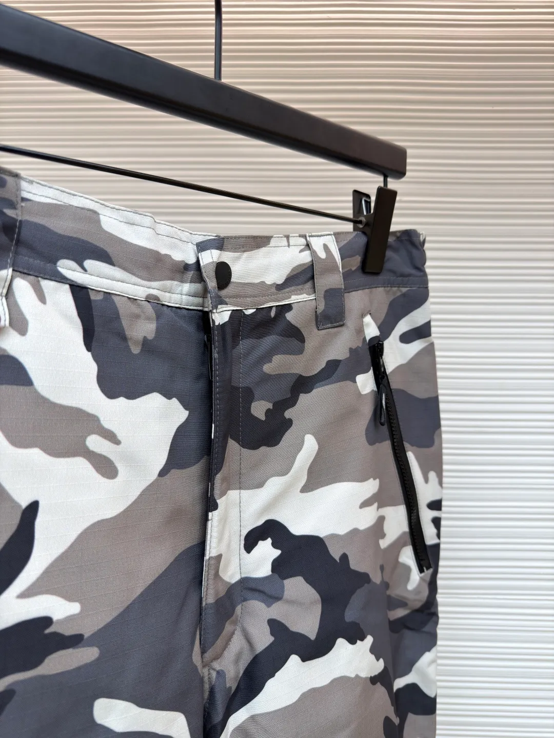 Balenciaga camouflage ski series·Ski trousers ●Original version: purchased and developed by 14326 ●Item number: 1681683-D80 ●Fabric: technical waterproof fabric ●Technology: Made with cotton lining ●Color: gray ●Type: Loose version ●Weight: about 930 grams ●Size: XS-S-M-L ●Description: The fabric uses advanced waterproof technology to effectively resist moisture penetration. The outer layer is equipped with camouflage pattern design. By utilizing the tight weaving of microfiber and adding a waterproof coating inside the fabric, the inner and outer double-layer waterproof and windproof functions are achieved. The interweaving method and density of the fabric's 7*8 plaid warp and weft yarns are precisely controlled to form a specific plaid pattern; to ensure the uniformity and stability of the fabric. The surface forms an obvious concave and convex texture, thereby enhancing the three-dimensional sense of the fabric. The plaid design not only makes the fabric more visually beautiful, but also enhances the structural stability and durability of the fabric. This fabric is a special structural material used to prevent ice and snow from accumulating and penetrating. It has excellent elasticity to ensure a tight fit and prevent ice and snow from penetrating. The material has been specially treated to have excellent wear resistance and can resist scratches and wear from sharp objects such as ice, snow, rocks, etc. The overall wiring is straight and delicate, the fabric is comfortable and soft, and the color is consistent without color difference. It can be matched with the same style to create a fashionable look and control various occasions. Customized accessories, complete with three standards, same style for men and women!