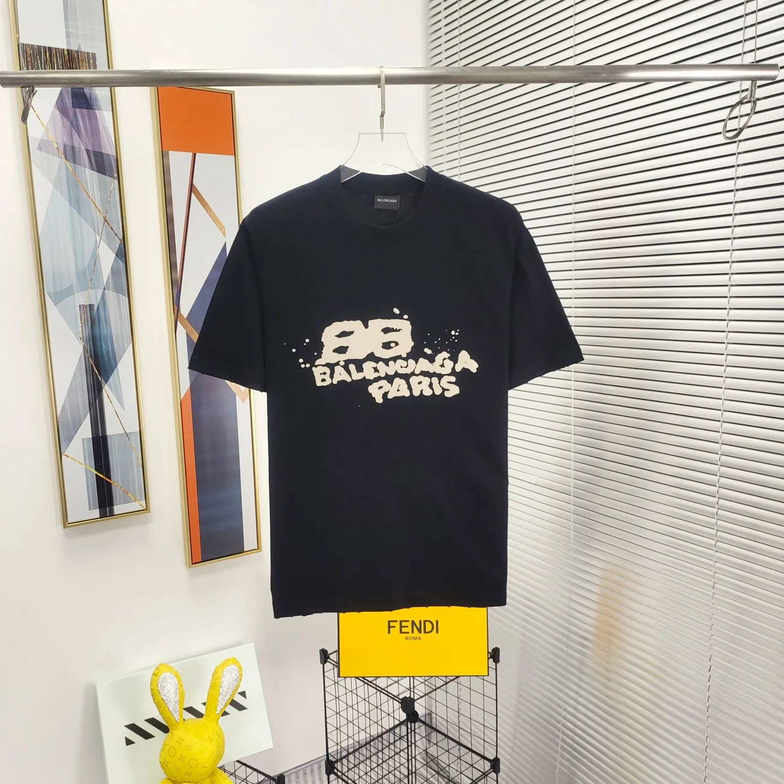[New arrival] The top tested version of BALENCIAGA 23SS with graffiti letters for male and female couples, the same style pure cotton loose short-sleeved T-shirt. Super iconic colorful brand logo printed pattern. It is fresh and comfortable to match with sports shoes. Suitable for shopping and dating. When layered, it will look like a blogger. Low-key and tasteful. The original fabric is 280G, double-ply and double-yarn pure cotton fabric! Threads are custom-woven and dyed, no color difference, no pressure in and out of the counter, through-the-shoulder strapping process, increased washing life of clothes, no deformation, high-version digital printing process, no fading, bright colors, the same style as Internet celebrity stars, regardless of age, body shape, gender, super eye-catching, extremely fashionable, very comfortable to the touch, super texture, fashionable and individual, super versatile and good-looking, a must-have, better for couples Customized collar labels are washed, 100% different from fake versions on the market!  Color: Pink White Black Charcoal Gray Size: XS-L P:260