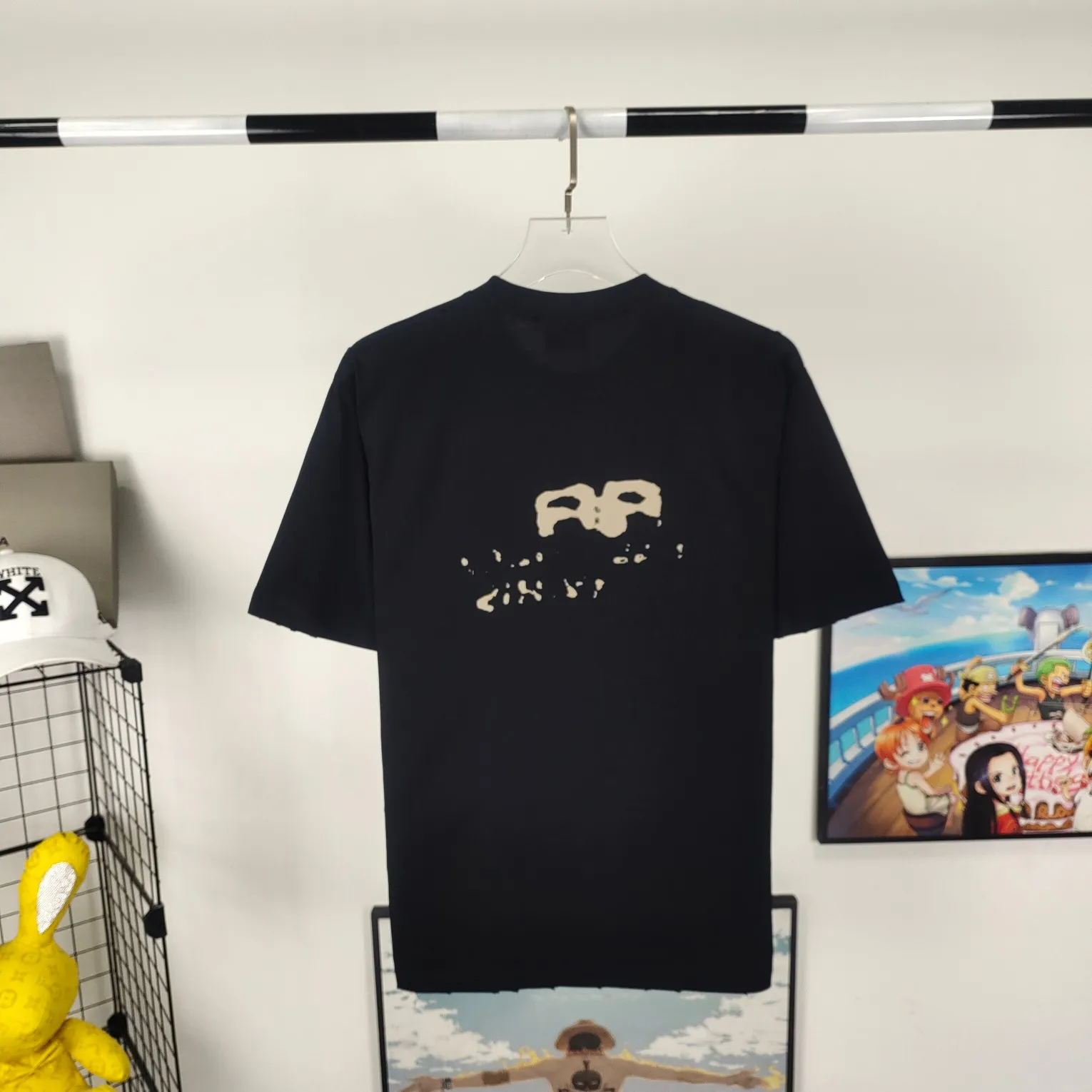 [New arrival] The top tested version of BALENCIAGA 23SS with graffiti letters for male and female couples, the same style pure cotton loose short-sleeved T-shirt. Super iconic colorful brand logo printed pattern. It is fresh and comfortable to match with sports shoes. Suitable for shopping and dating. When layered, it will look like a blogger. Low-key and tasteful. The original fabric is 280G, double-ply and double-yarn pure cotton fabric! Threads are custom-woven and dyed, no color difference, no pressure in and out of the counter, through-the-shoulder strapping process, increased washing life of clothes, no deformation, high-version digital printing process, no fading, bright colors, the same style as Internet celebrity stars, regardless of age, body shape, gender, super eye-catching, extremely fashionable, very comfortable to the touch, super texture, fashionable and individual, super versatile and good-looking, a must-have, better for couples Customized collar labels are washed, 100% different from fake versions on the market!  Color: Pink White Black Charcoal Gray Size: XS-L P:260