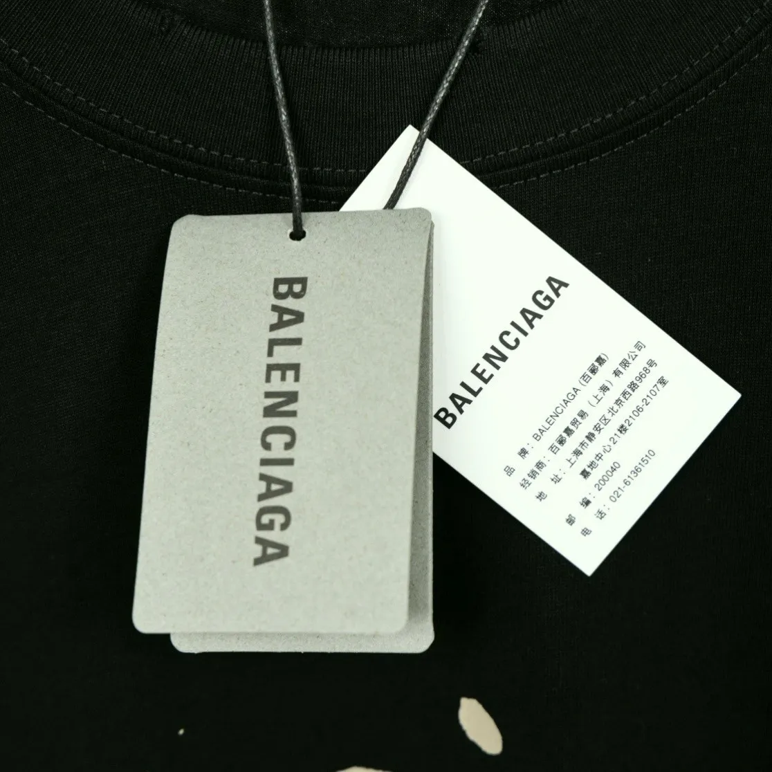 [New arrival] The top tested version of BALENCIAGA 23SS with graffiti letters for male and female couples, the same style pure cotton loose short-sleeved T-shirt. Super iconic colorful brand logo printed pattern. It is fresh and comfortable to match with sports shoes. Suitable for shopping and dating. When layered, it will look like a blogger. Low-key and tasteful. The original fabric is 280G, double-ply and double-yarn pure cotton fabric! Threads are custom-woven and dyed, no color difference, no pressure in and out of the counter, through-the-shoulder strapping process, increased washing life of clothes, no deformation, high-version digital printing process, no fading, bright colors, the same style as Internet celebrity stars, regardless of age, body shape, gender, super eye-catching, extremely fashionable, very comfortable to the touch, super texture, fashionable and individual, super versatile and good-looking, a must-have, better for couples Customized collar labels are washed, 100% different from fake versions on the market!  Color: Pink White Black Charcoal Gray Size: XS-L P:260