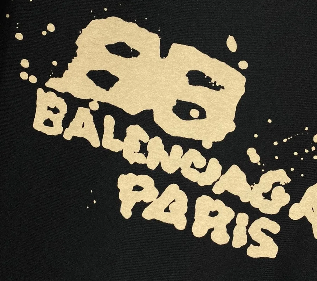 [New arrival] The top tested version of BALENCIAGA 23SS with graffiti letters for male and female couples, the same style pure cotton loose short-sleeved T-shirt. Super iconic colorful brand logo printed pattern. It is fresh and comfortable to match with sports shoes. Suitable for shopping and dating. When layered, it will look like a blogger. Low-key and tasteful. The original fabric is 280G, double-ply and double-yarn pure cotton fabric! Threads are custom-woven and dyed, no color difference, no pressure in and out of the counter, through-the-shoulder strapping process, increased washing life of clothes, no deformation, high-version digital printing process, no fading, bright colors, the same style as Internet celebrity stars, regardless of age, body shape, gender, super eye-catching, extremely fashionable, very comfortable to the touch, super texture, fashionable and individual, super versatile and good-looking, a must-have, better for couples Customized collar labels are washed, 100% different from fake versions on the market!  Color: Pink White Black Charcoal Gray Size: XS-L P:260