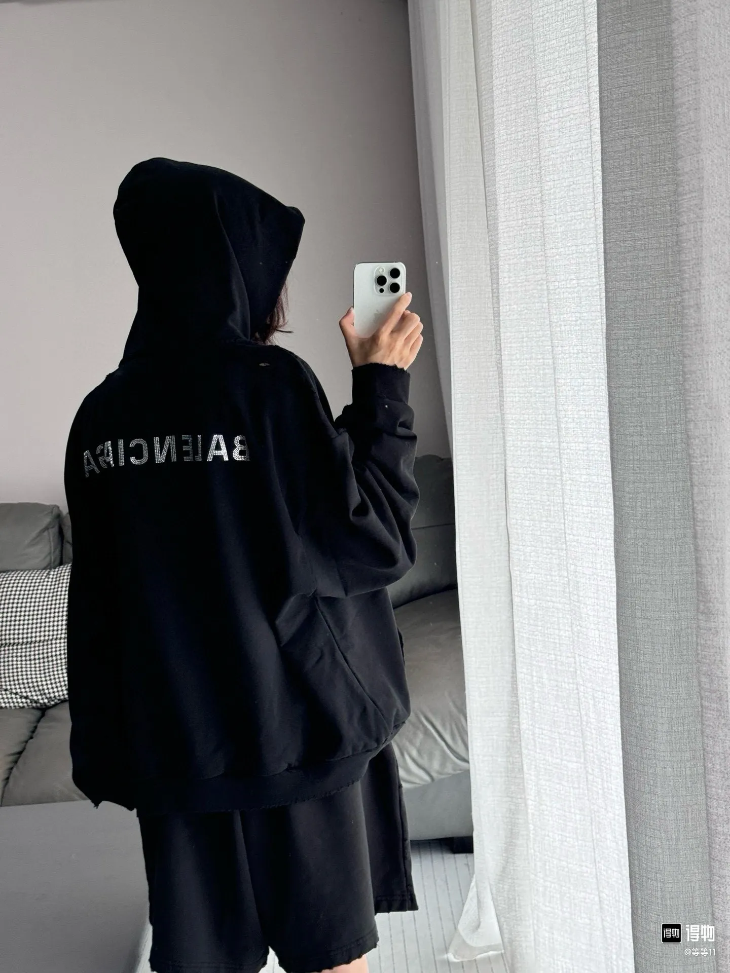 ♻️💯Reference model picture for the upper body❤️Top tested version of Balenciaga's new diamond-encrusted hooded sweatshirt ✅No.1 quality in this market Real ceiling quality ✅All original development drawings pay attention to details to avoid mixed sales of stolen pictures ✅Correct 260g custom-woven and dyed double yarn pure cotton fabric Custom-dyed threads have no color difference ✅Correct imported material printing Conley machine white ink direct injection process The letters are clear and three-dimensional, firm and will not fall off ✅Overweight craftsmanship The original version is the same. Different from the market currency, here is an explanation why mine is a little more expensive than others. 1. It seems to be a simple printing or embroidery, but it is not simple at all. 10000% imported machine restoration is not just a lip service. You are welcome to compare with peers. 2. Each model is produced by the company. The details of the workmanship and fabrics are consistent with the original ones. There is no color difference between the guarantee and the counter. Reproduction is not scary. Whoever is fake is embarrassed. It’s not shameful to make a replica, it’s shameful if you can’t buy the correct version if you make a replica. 3. Note that the threaded collars are all original collars of certain countries and regions, with high wrapping. The width of the neckline and cabinets are accurate to the millimeter. Thick necklines are not easy to deform. The collars of high-end products are all restored cabinets. They are different from the big collars in the world. Ordinary garbage short-sleeves are printed with a print. The clavicle of the upper body is exposed. Please be patient. Customers who have bought genuine products or have seen genuine products will come back to place orders again. This is quality. This is quality. 4. Different styles of washed wheat main wheat, including imported wheat, have different colors and codes. Really restore the counter. As we all know, Balenciaga has different English or different colors on the collar labels of each quarter. This distinguishes the fast food products with the same common main wheat washed wheat. 5. Pay attention to the workmanship. The stitching at the neckline has no folds, smooth and natural without overlapping lines, and truly restores this. This is something that many people cannot do. 6. The fabric is made of 260g Paris-specific double yarn. No one can make better fabrics than my family. There's really no way to compare it with the ordinary version on the market. Respect it. It's genuine and costs thousands of dollars anyway. Don't buy street stalls. Quality 7. The workmanship is fully restored. The packaging is fully restored. The cost is huge. 8. I guarantee here that this is the highest quality you can find. Size: Xs-L P: 480 Color: Black