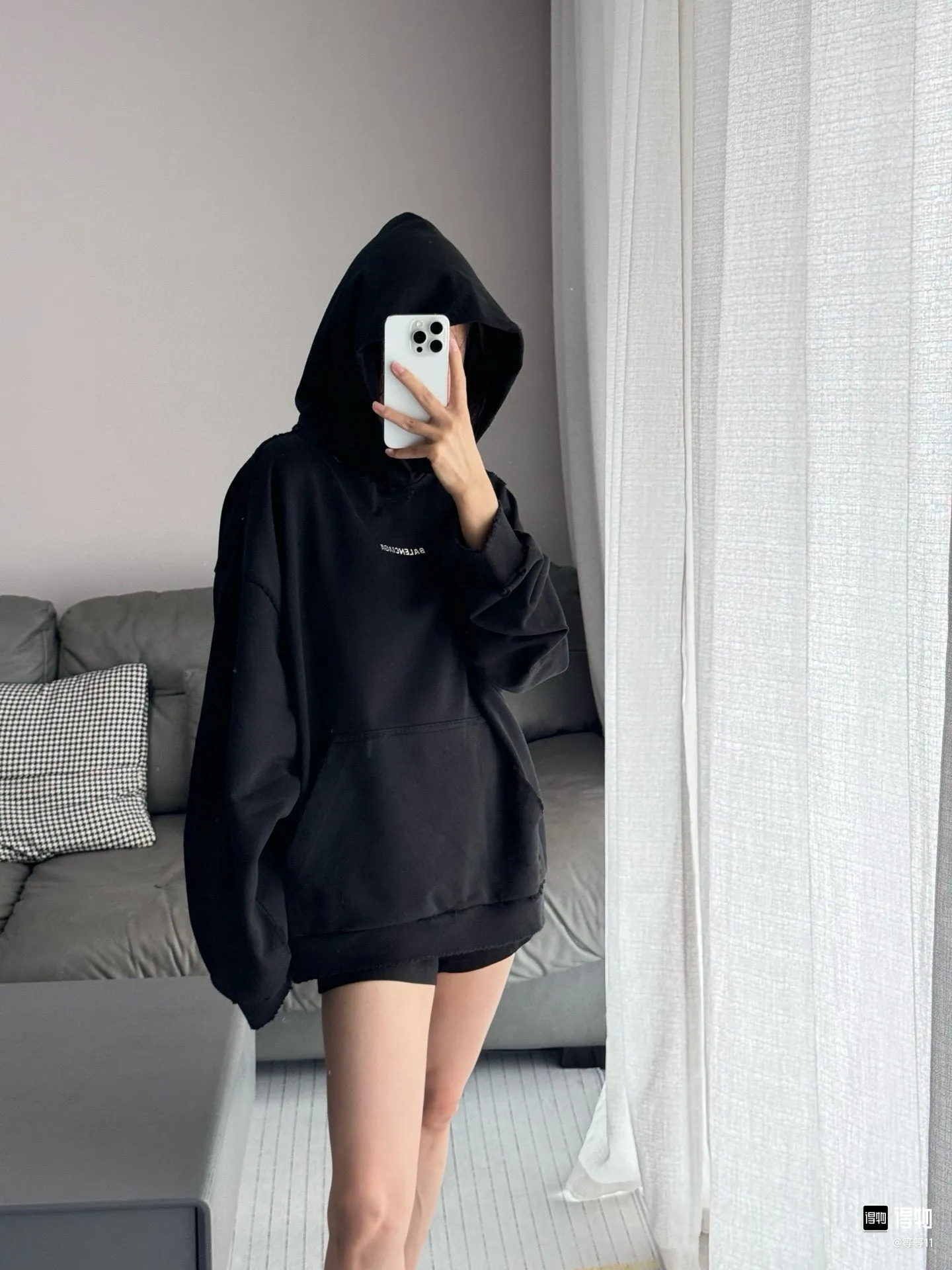 ♻️💯Reference model picture for the upper body❤️Top tested version of Balenciaga's new diamond-encrusted hooded sweatshirt ✅No.1 quality in this market Real ceiling quality ✅All original development drawings pay attention to details to avoid mixed sales of stolen pictures ✅Correct 260g custom-woven and dyed double yarn pure cotton fabric Custom-dyed threads have no color difference ✅Correct imported material printing Conley machine white ink direct injection process The letters are clear and three-dimensional, firm and will not fall off ✅Overweight craftsmanship The original version is the same. Different from the market currency, here is an explanation why mine is a little more expensive than others. 1. It seems to be a simple printing or embroidery, but it is not simple at all. 10000% imported machine restoration is not just a lip service. You are welcome to compare with peers. 2. Each model is produced by the company. The details of the workmanship and fabrics are consistent with the original ones. There is no color difference between the guarantee and the counter. Reproduction is not scary. Whoever is fake is embarrassed. It’s not shameful to make a replica, it’s shameful if you can’t buy the correct version if you make a replica. 3. Note that the threaded collars are all original collars of certain countries and regions, with high wrapping. The width of the neckline and cabinets are accurate to the millimeter. Thick necklines are not easy to deform. The collars of high-end products are all restored cabinets. They are different from the big collars in the world. Ordinary garbage short-sleeves are printed with a print. The clavicle of the upper body is exposed. Please be patient. Customers who have bought genuine products or have seen genuine products will come back to place orders again. This is quality. This is quality. 4. Different styles of washed wheat main wheat, including imported wheat, have different colors and codes. Really restore the counter. As we all know, Balenciaga has different English or different colors on the collar labels of each quarter. This distinguishes the fast food products with the same common main wheat washed wheat. 5. Pay attention to the workmanship. The stitching at the neckline has no folds, smooth and natural without overlapping lines, and truly restores this. This is something that many people cannot do. 6. The fabric is made of 260g Paris-specific double yarn. No one can make better fabrics than my family. There's really no way to compare it with the ordinary version on the market. Respect it. It's genuine and costs thousands of dollars anyway. Don't buy street stalls. Quality 7. The workmanship is fully restored. The packaging is fully restored. The cost is huge. 8. I guarantee here that this is the highest quality you can find. Size: Xs-L P: 480 Color: Black