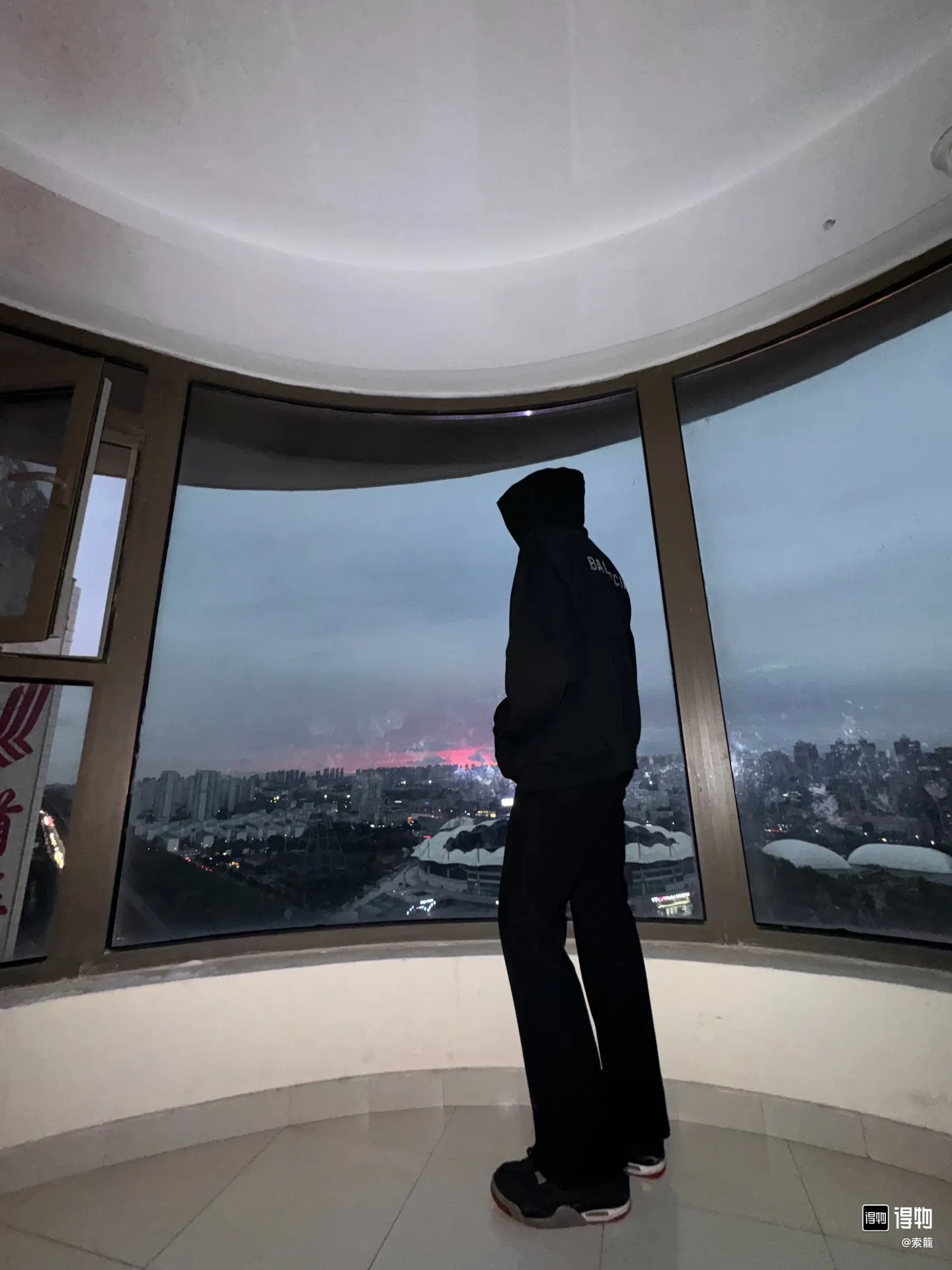 ♻️💯Reference model picture for the upper body❤️Top tested version of Balenciaga's new diamond-encrusted hooded sweatshirt ✅No.1 quality in this market Real ceiling quality ✅All original development drawings pay attention to details to avoid mixed sales of stolen pictures ✅Correct 260g custom-woven and dyed double yarn pure cotton fabric Custom-dyed threads have no color difference ✅Correct imported material printing Conley machine white ink direct injection process The letters are clear and three-dimensional, firm and will not fall off ✅Overweight craftsmanship The original version is the same. Different from the market currency, here is an explanation why mine is a little more expensive than others. 1. It seems to be a simple printing or embroidery, but it is not simple at all. 10000% imported machine restoration is not just a lip service. You are welcome to compare with peers. 2. Each model is produced by the company. The details of the workmanship and fabrics are consistent with the original ones. There is no color difference between the guarantee and the counter. Reproduction is not scary. Whoever is fake is embarrassed. It’s not shameful to make a replica, it’s shameful if you can’t buy the correct version if you make a replica. 3. Note that the threaded collars are all original collars of certain countries and regions, with high wrapping. The width of the neckline and cabinets are accurate to the millimeter. Thick necklines are not easy to deform. The collars of high-end products are all restored cabinets. They are different from the big collars in the world. Ordinary garbage short-sleeves are printed with a print. The clavicle of the upper body is exposed. Please be patient. Customers who have bought genuine products or have seen genuine products will come back to place orders again. This is quality. This is quality. 4. Different styles of washed wheat main wheat, including imported wheat, have different colors and codes. Really restore the counter. As we all know, Balenciaga has different English or different colors on the collar labels of each quarter. This distinguishes the fast food products with the same common main wheat washed wheat. 5. Pay attention to the workmanship. The stitching at the neckline has no folds, smooth and natural without overlapping lines, and truly restores this. This is something that many people cannot do. 6. The fabric is made of 260g Paris-specific double yarn. No one can make better fabrics than my family. There's really no way to compare it with the ordinary version on the market. Respect it. It's genuine and costs thousands of dollars anyway. Don't buy street stalls. Quality 7. The workmanship is fully restored. The packaging is fully restored. The cost is huge. 8. I guarantee here that this is the highest quality you can find. Size: Xs-L P: 480 Color: Black