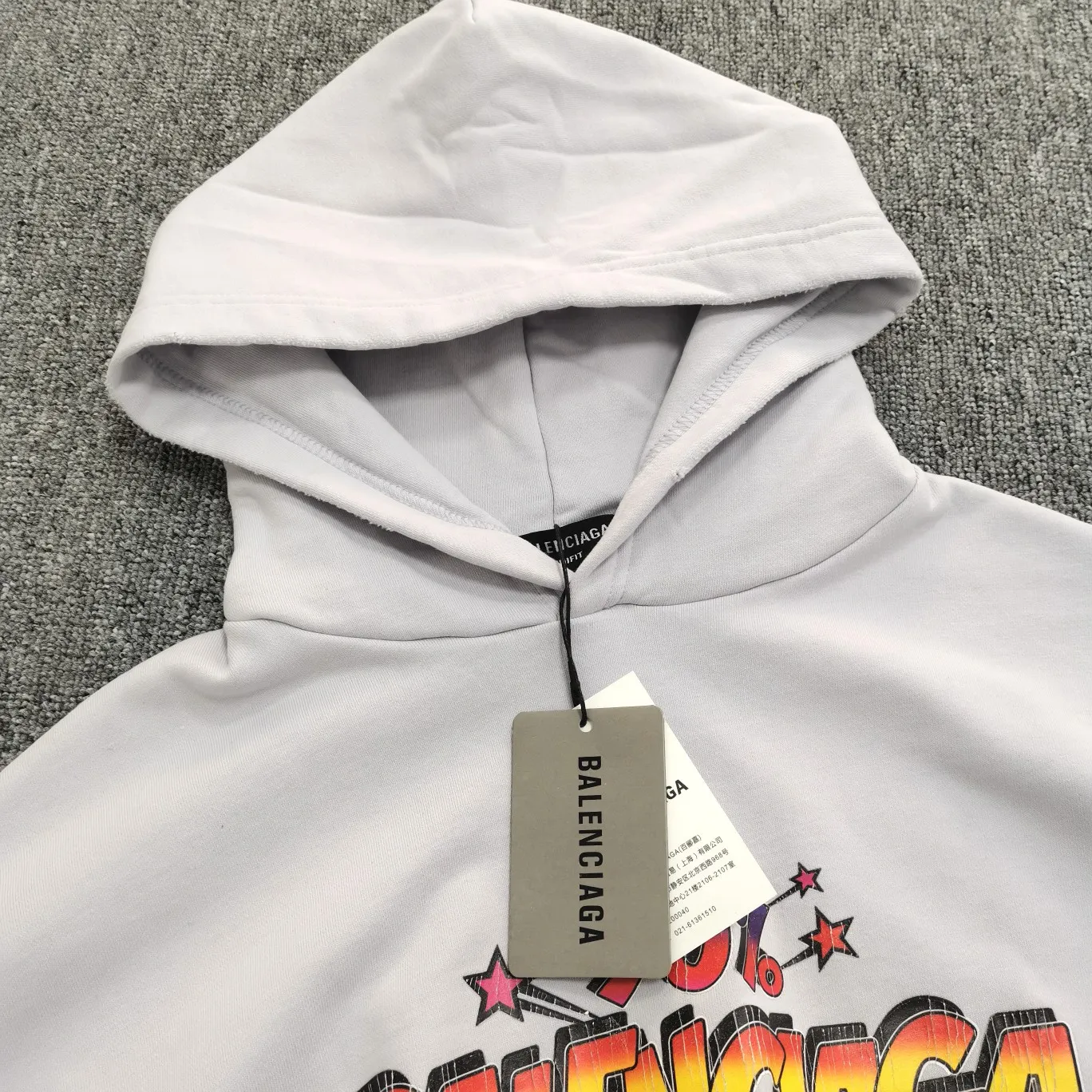 Additional details——Spring and autumn top tested version BALENCIAGA 90% 10% colorful burst pattern printed hooded sweatshirt for male and female couples stars. The front panel is printed with glue bursting effect. Imported transparent paste is used to scrape the bottom to make the printed cracking feel even. You don’t have to worry about it falling off, as long as it’s not violently machine washed (it’s no problem at all to wash and dry it). The hem is artificially embellished with hand-painted prints, creating a French messy graffiti style! All holes on the body are manually worn and positioned. The holes are even and won't affect the overall structure of the clothes, and they won't get bigger with washing! The fabric is made of 480g cotton terry fabric, brand new, washed, and labeled. zp consistent synchronization. Size: XS-L Color: Silver P:440
