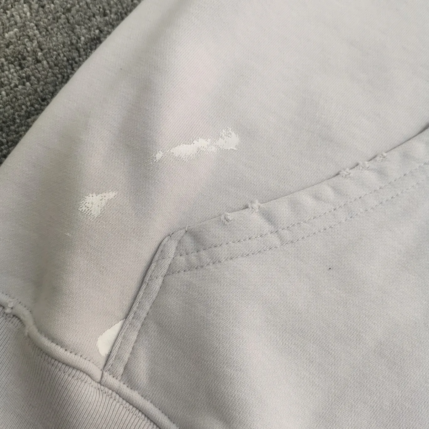 Additional details——Spring and autumn top tested version BALENCIAGA 90% 10% colorful burst pattern printed hooded sweatshirt for male and female couples stars. The front panel is printed with glue bursting effect. Imported transparent paste is used to scrape the bottom to make the printed cracking feel even. You don’t have to worry about it falling off, as long as it’s not violently machine washed (it’s no problem at all to wash and dry it). The hem is artificially embellished with hand-painted prints, creating a French messy graffiti style! All holes on the body are manually worn and positioned. The holes are even and won't affect the overall structure of the clothes, and they won't get bigger with washing! The fabric is made of 480g cotton terry fabric, brand new, washed, and labeled. zp consistent synchronization. Size: XS-L Color: Silver P:440