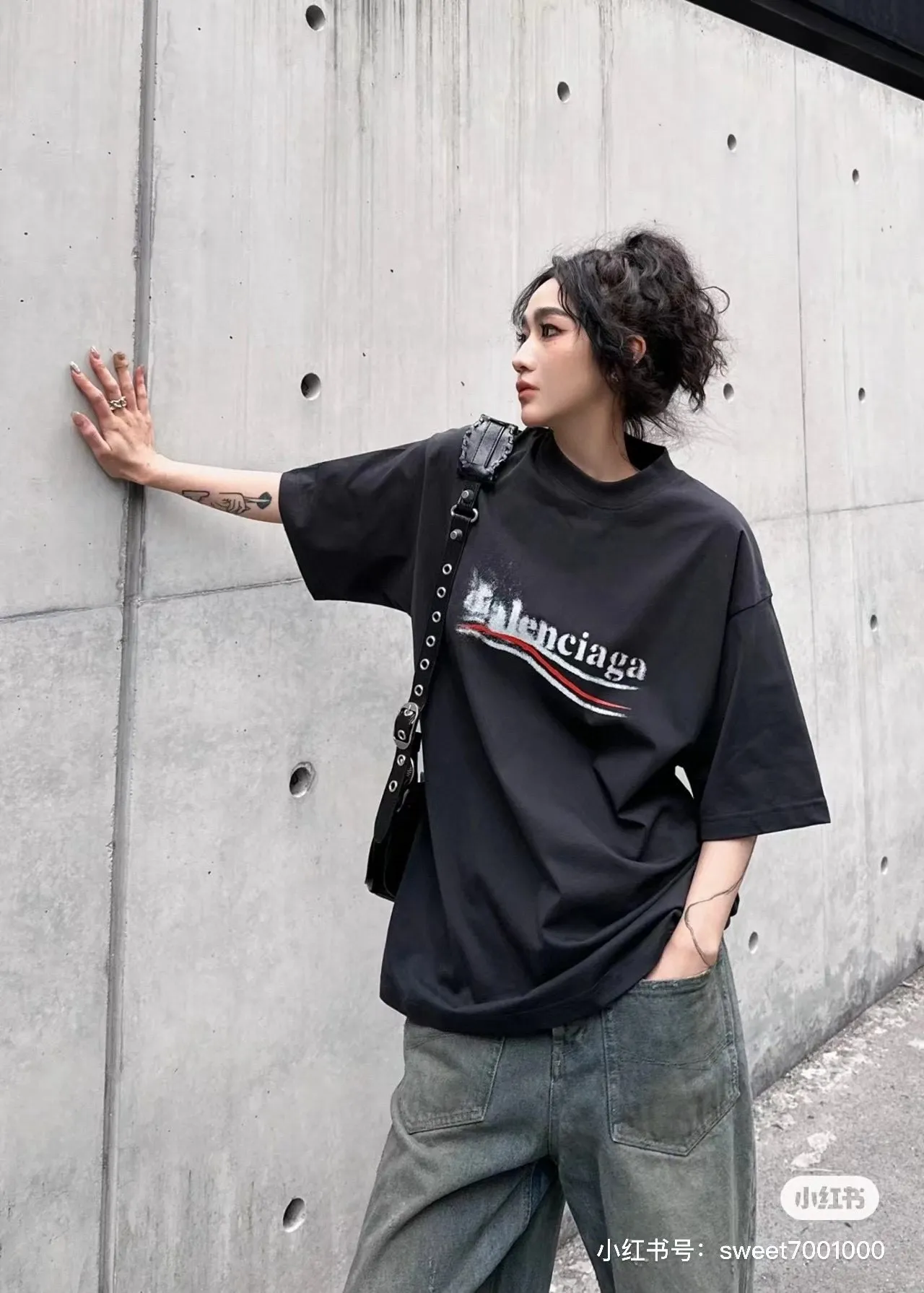 🎀Hot model pictures🎀Top verified version BALENCIAGA/Balenciaga 2024 SS classic Coke wave graffiti printed short-sleeved T-shirt ✅No.1 quality in this market Real ceiling quality ✅All original development attention to detail pictures to avoid stolen pictures from merchants ✅Correct 260g fixed-dyed double yarn fabric Precision printing screen ✅Correct imported material printing Dot direct injection process Letters are clear and three-dimensional, firm and not falling off ✅Thread fixed dyeing without color difference Overweight craftsmanship, different market currency. Here is an explanation of why mine is a little more expensive than others, 1. It seems to be simple printing or embroidery, but it is not simple at all. 10000% imported machine restoration is not just lip service. Welcome to compare with peers. 2. Each model is produced by the company. The details of the workmanship and fabrics are consistent with the original ones. It is guaranteed to have no color difference with the counters. Re-engraving is not scary. Whoever is fake is embarrassed. It’s not shameful to make a replica, it’s shameful if you can’t buy the correct version if you make a replica. 3. Note that the threaded collars are all original collars of certain countries and regions, with high wrapping. The width of the neckline and cabinets are accurate to the millimeter. Thick necklines are not easy to deform. The collars of high-end products are all restored cabinets. They are different from the big collars in the world. Ordinary garbage short-sleeves are printed with a print. The clavicle of the upper body is exposed. Please be patient. Customers who have bought genuine products or have seen genuine products will come back to place orders again. This is quality. This is quality. 4. Different styles of washed wheat main wheat, including imported wheat, have different colors and codes. Really restore the counter. As we all know, Balenciaga has different English or different colors on the collar labels of each quarter. This distinguishes the fast food products with the same common main wheat washed wheat. 5. Pay attention to the workmanship. The stitching at the neckline has no folds, smooth and natural without overlapping lines, and truly restores this. This is something that many people cannot do. 6. The fabric is made of 260g Paris-specific double yarn. No one can make better fabrics than my family. There is really no way to compare with the ordinary version on the market. Respect it. It is genuine and costs several thousand yuan. Don’t go for the quality of street stall products. 7. The workmanship is fully restored and the packaging is fully restored. The cost is huge. 8. I guarantee here that this is the highest quality you can find. Size: XS--L Color black P: 260