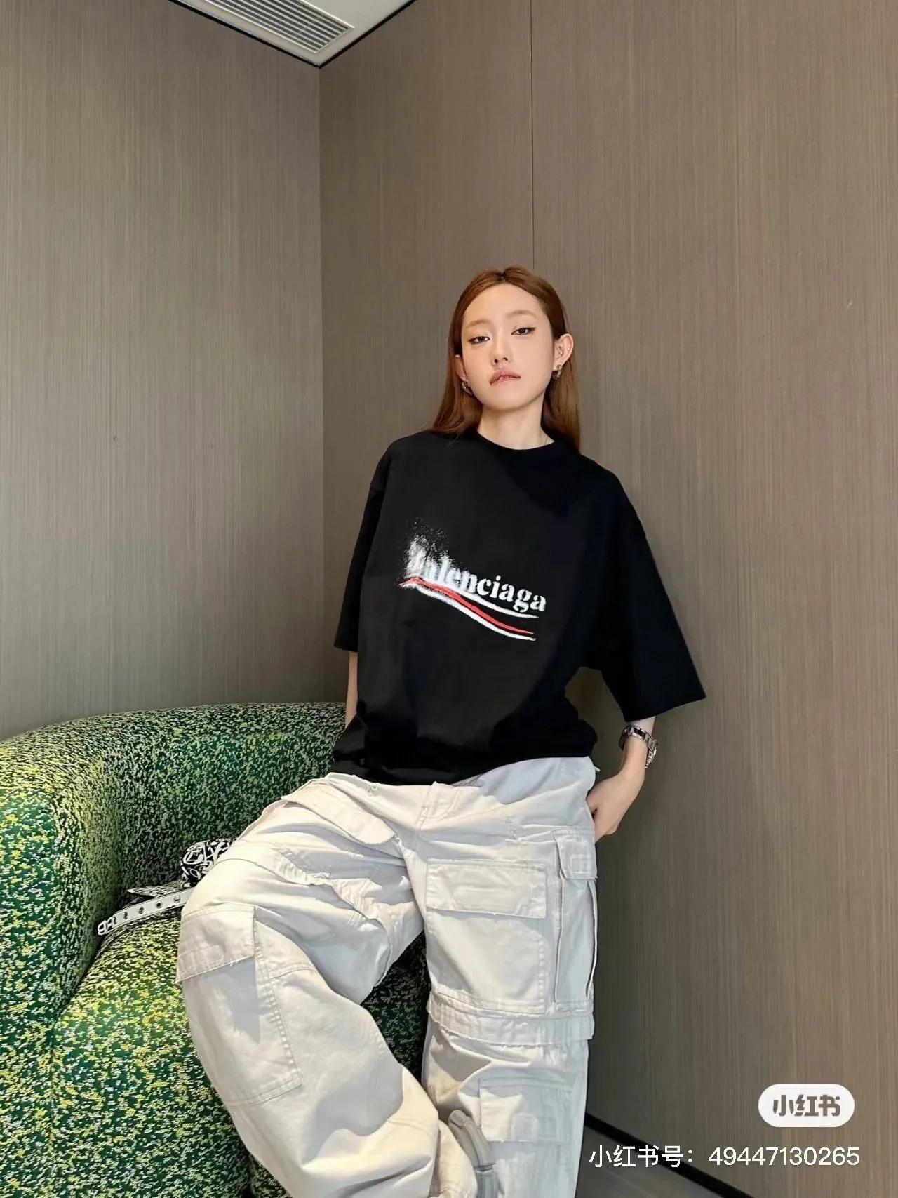 🎀Hot model pictures🎀Top verified version BALENCIAGA/Balenciaga 2024 SS classic Coke wave graffiti printed short-sleeved T-shirt ✅No.1 quality in this market Real ceiling quality ✅All original development attention to detail pictures to avoid stolen pictures from merchants ✅Correct 260g fixed-dyed double yarn fabric Precision printing screen ✅Correct imported material printing Dot direct injection process Letters are clear and three-dimensional, firm and not falling off ✅Thread fixed dyeing without color difference Overweight craftsmanship, different market currency. Here is an explanation of why mine is a little more expensive than others, 1. It seems to be simple printing or embroidery, but it is not simple at all. 10000% imported machine restoration is not just lip service. Welcome to compare with peers. 2. Each model is produced by the company. The details of the workmanship and fabrics are consistent with the original ones. It is guaranteed to have no color difference with the counters. Re-engraving is not scary. Whoever is fake is embarrassed. It’s not shameful to make a replica, it’s shameful if you can’t buy the correct version if you make a replica. 3. Note that the threaded collars are all original collars of certain countries and regions, with high wrapping. The width of the neckline and cabinets are accurate to the millimeter. Thick necklines are not easy to deform. The collars of high-end products are all restored cabinets. They are different from the big collars in the world. Ordinary garbage short-sleeves are printed with a print. The clavicle of the upper body is exposed. Please be patient. Customers who have bought genuine products or have seen genuine products will come back to place orders again. This is quality. This is quality. 4. Different styles of washed wheat main wheat, including imported wheat, have different colors and codes. Really restore the counter. As we all know, Balenciaga has different English or different colors on the collar labels of each quarter. This distinguishes the fast food products with the same common main wheat washed wheat. 5. Pay attention to the workmanship. The stitching at the neckline has no folds, smooth and natural without overlapping lines, and truly restores this. This is something that many people cannot do. 6. The fabric is made of 260g Paris-specific double yarn. No one can make better fabrics than my family. There is really no way to compare with the ordinary version on the market. Respect it. It is genuine and costs several thousand yuan. Don’t go for the quality of street stall products. 7. The workmanship is fully restored and the packaging is fully restored. The cost is huge. 8. I guarantee here that this is the highest quality you can find. Size: XS--L Color black P: 260