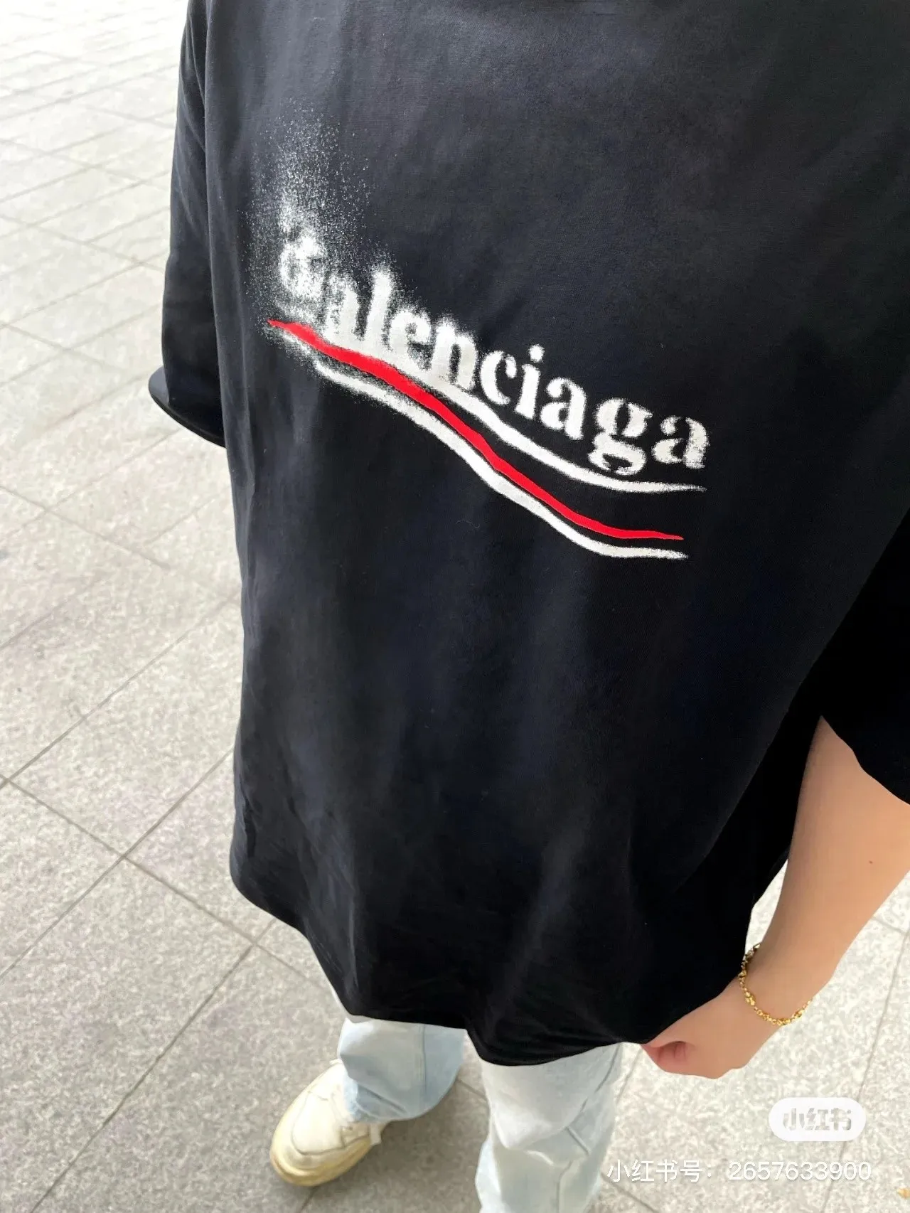 🎀Hot model pictures🎀Top verified version BALENCIAGA/Balenciaga 2024 SS classic Coke wave graffiti printed short-sleeved T-shirt ✅No.1 quality in this market Real ceiling quality ✅All original development attention to detail pictures to avoid stolen pictures from merchants ✅Correct 260g fixed-dyed double yarn fabric Precision printing screen ✅Correct imported material printing Dot direct injection process Letters are clear and three-dimensional, firm and not falling off ✅Thread fixed dyeing without color difference Overweight craftsmanship, different market currency. Here is an explanation of why mine is a little more expensive than others, 1. It seems to be simple printing or embroidery, but it is not simple at all. 10000% imported machine restoration is not just lip service. Welcome to compare with peers. 2. Each model is produced by the company. The details of the workmanship and fabrics are consistent with the original ones. It is guaranteed to have no color difference with the counters. Re-engraving is not scary. Whoever is fake is embarrassed. It’s not shameful to make a replica, it’s shameful if you can’t buy the correct version if you make a replica. 3. Note that the threaded collars are all original collars of certain countries and regions, with high wrapping. The width of the neckline and cabinets are accurate to the millimeter. Thick necklines are not easy to deform. The collars of high-end products are all restored cabinets. They are different from the big collars in the world. Ordinary garbage short-sleeves are printed with a print. The clavicle of the upper body is exposed. Please be patient. Customers who have bought genuine products or have seen genuine products will come back to place orders again. This is quality. This is quality. 4. Different styles of washed wheat main wheat, including imported wheat, have different colors and codes. Really restore the counter. As we all know, Balenciaga has different English or different colors on the collar labels of each quarter. This distinguishes the fast food products with the same common main wheat washed wheat. 5. Pay attention to the workmanship. The stitching at the neckline has no folds, smooth and natural without overlapping lines, and truly restores this. This is something that many people cannot do. 6. The fabric is made of 260g Paris-specific double yarn. No one can make better fabrics than my family. There is really no way to compare with the ordinary version on the market. Respect it. It is genuine and costs several thousand yuan. Don’t go for the quality of street stall products. 7. The workmanship is fully restored and the packaging is fully restored. The cost is huge. 8. I guarantee here that this is the highest quality you can find. Size: XS--L Color black P: 260