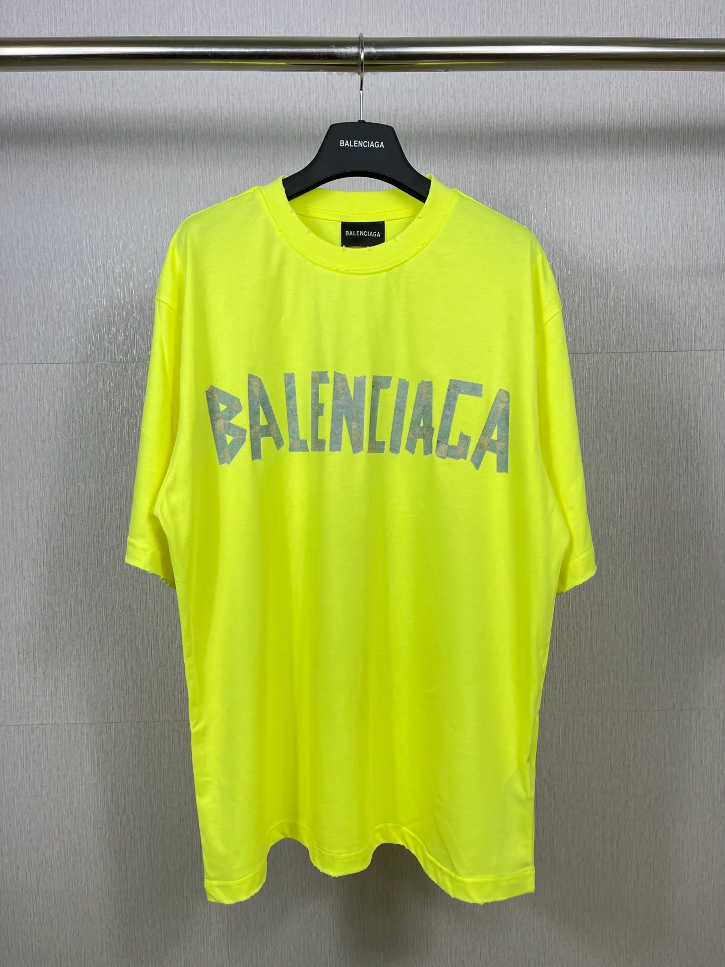 🅿️194 Real photos [Top version. Official website quality] BALENCI*GA/Paris. 23ss latest classic model. Tape pulp printing. Ready-to-wear washed and worn short-sleeved T-shirt. Brick cabinet synchronization. The fabric is made of Paris ZP custom-woven and dyed 100% cotton double yarn compact cotton. The weight is 260 grams, the cloth surface is clean. The cloth pattern is clear, soft and comfortable, and the thread is dyed with no color difference. The classic pattern is printed with environmentally friendly imported materials, and the tape pattern is glued. The letters are clear and the effect is three-dimensional. Restored brick cabinet. The garments were washed and aged, and polished by many hands. Produced by ultra-heavy craftsmanship, the market currency is very different, welcome to compare.                                 Note⚠️ZP is made of iron gray garments that are washed and distressed. Pay attention to the big difference! Welcome to compare! The version adopts OS loose shoulder version. The same style for men and women. Code: BL223089 Color: iron gray, white, fluorescent green, gray blue, coffee color, fog blue, beige gray, burgundy, green, floral gray Size: XS S M L