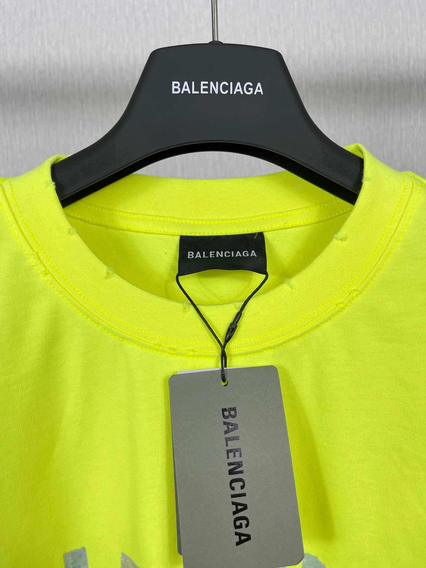 🅿️194 Real photos [Top version. Official website quality] BALENCI*GA/Paris. 23ss latest classic model. Tape pulp printing. Ready-to-wear washed and worn short-sleeved T-shirt. Brick cabinet synchronization. The fabric is made of Paris ZP custom-woven and dyed 100% cotton double yarn compact cotton. The weight is 260 grams, the cloth surface is clean. The cloth pattern is clear, soft and comfortable, and the thread is dyed with no color difference. The classic pattern is printed with environmentally friendly imported materials, and the tape pattern is glued. The letters are clear and the effect is three-dimensional. Restored brick cabinet. The garments were washed and aged, and polished by many hands. Produced by ultra-heavy craftsmanship, the market currency is very different, welcome to compare.                                 Note⚠️ZP is made of iron gray garments that are washed and distressed. Pay attention to the big difference! Welcome to compare! The version adopts OS loose shoulder version. The same style for men and women. Code: BL223089 Color: iron gray, white, fluorescent green, gray blue, coffee color, fog blue, beige gray, burgundy, green, floral gray Size: XS S M L