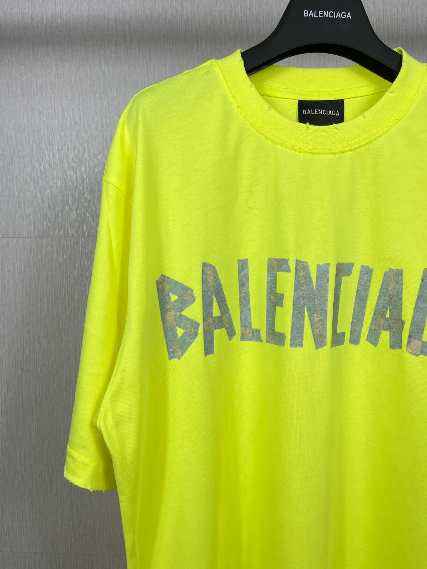 🅿️194 Real photos [Top version. Official website quality] BALENCI*GA/Paris. 23ss latest classic model. Tape pulp printing. Ready-to-wear washed and worn short-sleeved T-shirt. Brick cabinet synchronization. The fabric is made of Paris ZP custom-woven and dyed 100% cotton double yarn compact cotton. The weight is 260 grams, the cloth surface is clean. The cloth pattern is clear, soft and comfortable, and the thread is dyed with no color difference. The classic pattern is printed with environmentally friendly imported materials, and the tape pattern is glued. The letters are clear and the effect is three-dimensional. Restored brick cabinet. The garments were washed and aged, and polished by many hands. Produced by ultra-heavy craftsmanship, the market currency is very different, welcome to compare.                                 Note⚠️ZP is made of iron gray garments that are washed and distressed. Pay attention to the big difference! Welcome to compare! The version adopts OS loose shoulder version. The same style for men and women. Code: BL223089 Color: iron gray, white, fluorescent green, gray blue, coffee color, fog blue, beige gray, burgundy, green, floral gray Size: XS S M L