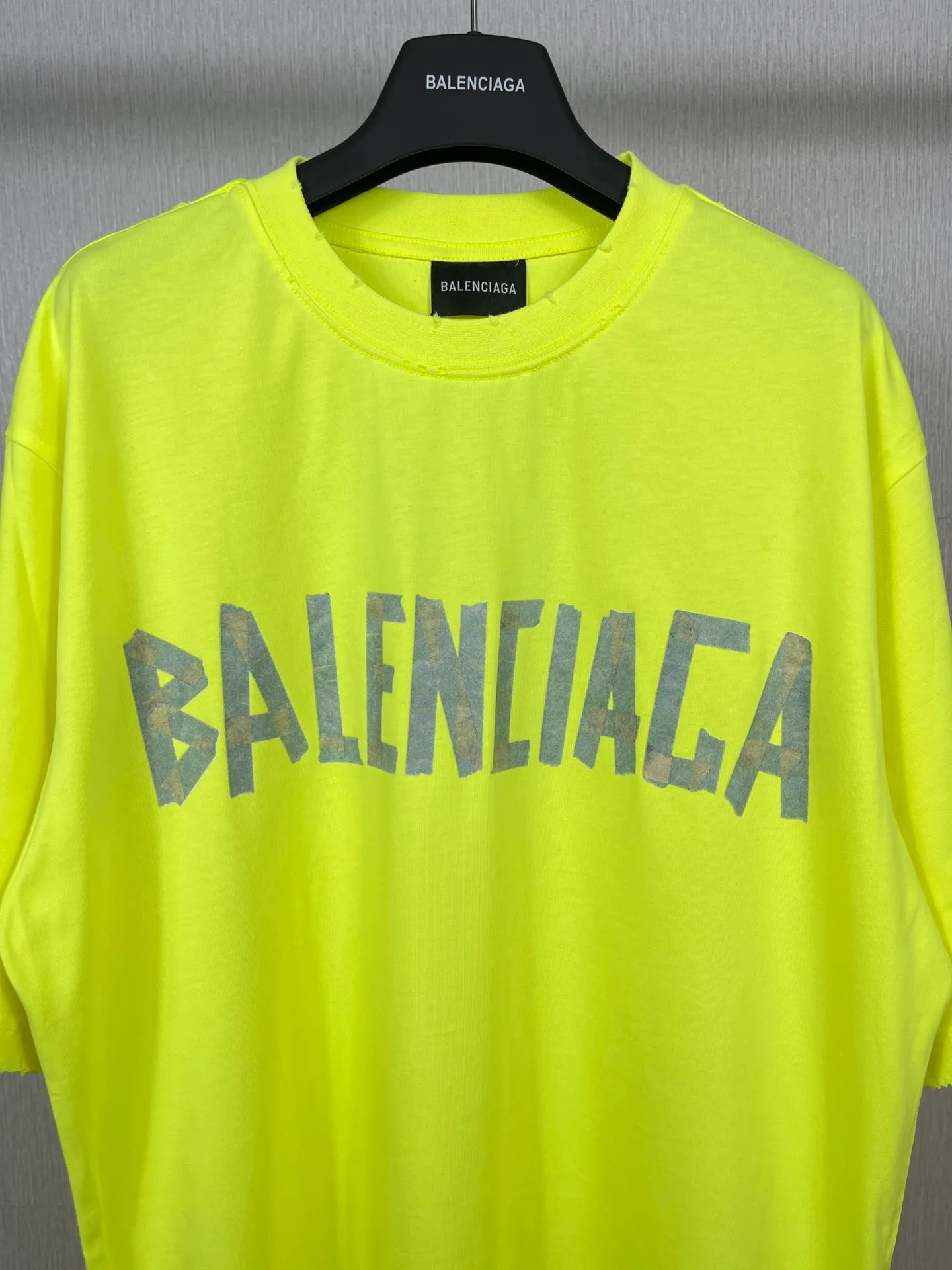 🅿️194 Real photos [Top version. Official website quality] BALENCI*GA/Paris. 23ss latest classic model. Tape pulp printing. Ready-to-wear washed and worn short-sleeved T-shirt. Brick cabinet synchronization. The fabric is made of Paris ZP custom-woven and dyed 100% cotton double yarn compact cotton. The weight is 260 grams, the cloth surface is clean. The cloth pattern is clear, soft and comfortable, and the thread is dyed with no color difference. The classic pattern is printed with environmentally friendly imported materials, and the tape pattern is glued. The letters are clear and the effect is three-dimensional. Restored brick cabinet. The garments were washed and aged, and polished by many hands. Produced by ultra-heavy craftsmanship, the market currency is very different, welcome to compare.                                 Note⚠️ZP is made of iron gray garments that are washed and distressed. Pay attention to the big difference! Welcome to compare! The version adopts OS loose shoulder version. The same style for men and women. Code: BL223089 Color: iron gray, white, fluorescent green, gray blue, coffee color, fog blue, beige gray, burgundy, green, floral gray Size: XS S M L