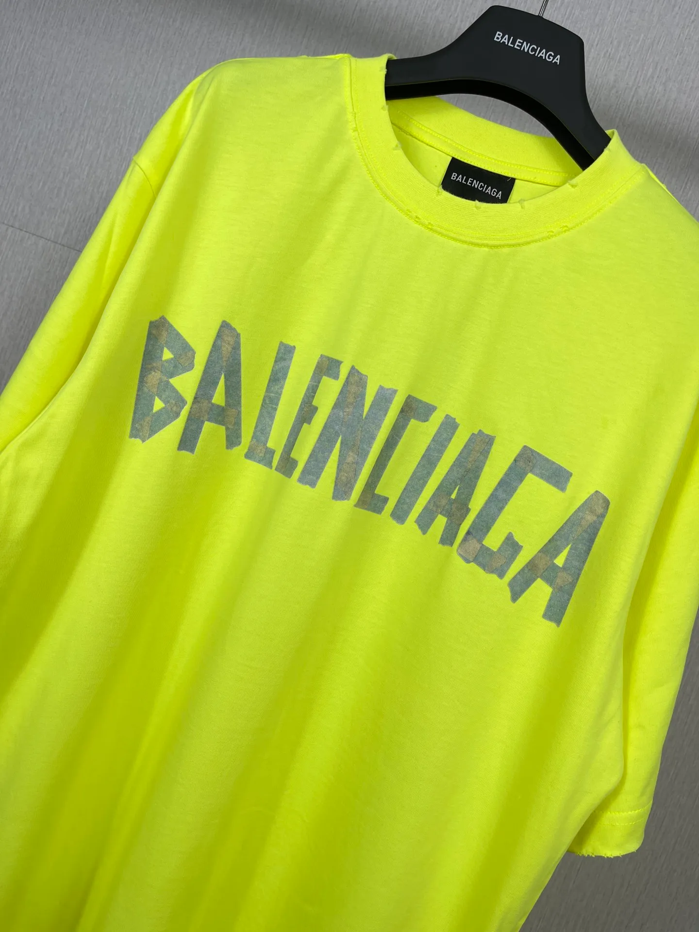 🅿️194 Real photos [Top version. Official website quality] BALENCI*GA/Paris. 23ss latest classic model. Tape pulp printing. Ready-to-wear washed and worn short-sleeved T-shirt. Brick cabinet synchronization. The fabric is made of Paris ZP custom-woven and dyed 100% cotton double yarn compact cotton. The weight is 260 grams, the cloth surface is clean. The cloth pattern is clear, soft and comfortable, and the thread is dyed with no color difference. The classic pattern is printed with environmentally friendly imported materials, and the tape pattern is glued. The letters are clear and the effect is three-dimensional. Restored brick cabinet. The garments were washed and aged, and polished by many hands. Produced by ultra-heavy craftsmanship, the market currency is very different, welcome to compare.                                 Note⚠️ZP is made of iron gray garments that are washed and distressed. Pay attention to the big difference! Welcome to compare! The version adopts OS loose shoulder version. The same style for men and women. Code: BL223089 Color: iron gray, white, fluorescent green, gray blue, coffee color, fog blue, beige gray, burgundy, green, floral gray Size: XS S M L