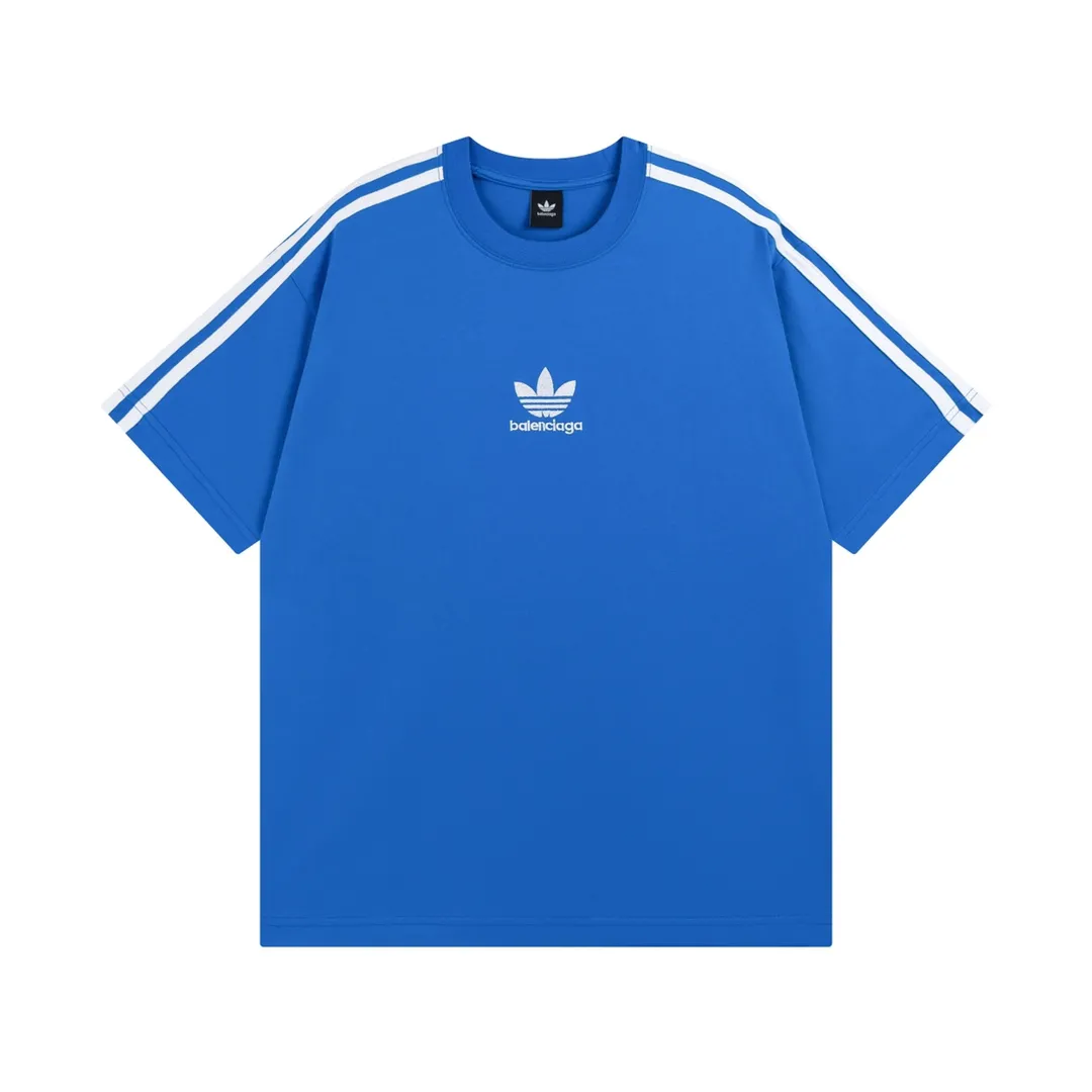 🅿️186 Detailed picture [Top version. Official website quality] BALENCI*GA/Paris co-branded Adidas Adidas clover three-stripe LOGO embroidered short-sleeved T-shirt# The fabric is made of Paris ZP custom-woven and dyed cotton double yarn. Weighing 260 grams, the cloth surface is clean. The cloth pattern is clear, soft and comfortable. The threads are dyed with no color difference. The classic pattern embroidery uses imported embroidery, and the letters are clear, three-dimensional and without rough edges. Jubie market produces pictures based on pictures. Welcome to compare. The version adopts OS loose shoulder design. Same style for men and women. Coding: BL223018 Color: black, white, blue, pink, red, royal blue Size: XS to L