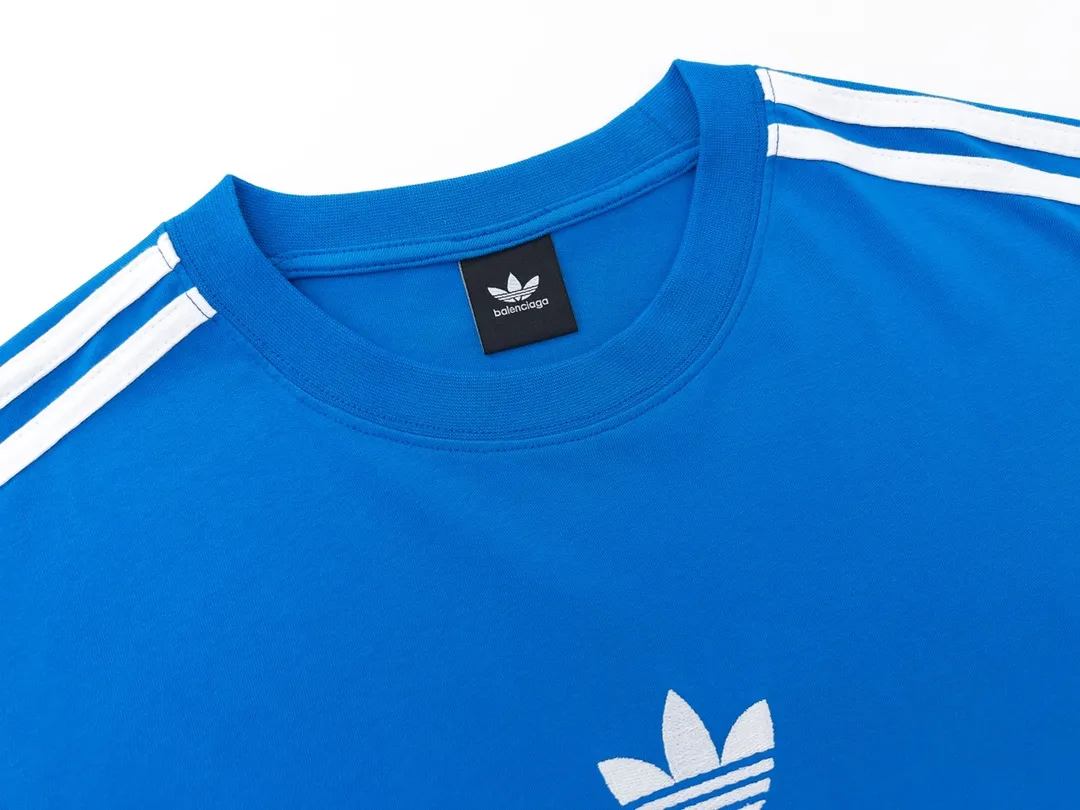 🅿️186 Detailed picture [Top version. Official website quality] BALENCI*GA/Paris co-branded Adidas Adidas clover three-stripe LOGO embroidered short-sleeved T-shirt# The fabric is made of Paris ZP custom-woven and dyed cotton double yarn. Weighing 260 grams, the cloth surface is clean. The cloth pattern is clear, soft and comfortable. The threads are dyed with no color difference. The classic pattern embroidery uses imported embroidery, and the letters are clear, three-dimensional and without rough edges. Jubie market produces pictures based on pictures. Welcome to compare. The version adopts OS loose shoulder design. Same style for men and women. Coding: BL223018 Color: black, white, blue, pink, red, royal blue Size: XS to L