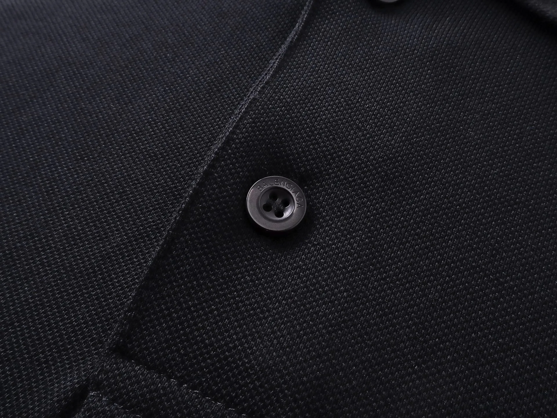 🅿️220 Real photos [Top version. Official website quality] BALENCI*GA/Paris #2025 new Paris letter LOGO embroidered POLO shirt, full of design, welcome to compare. The fabric is made of Paris ZP custom-woven and dyed cotton pique, with a weight of 260 grams. The cloth surface is clean. The cloth pattern is clear, soft and comfortable. The threads are woven and dyed with no color difference. The embroidered LOGO is embroidered using imported Tajima embroidery machine. The effect is three-dimensional. Restore the brick cabinet, adopt OS loose shoulder style. Same style for men and women. Coding: BL252218 Color: black, white Size: XS S M L