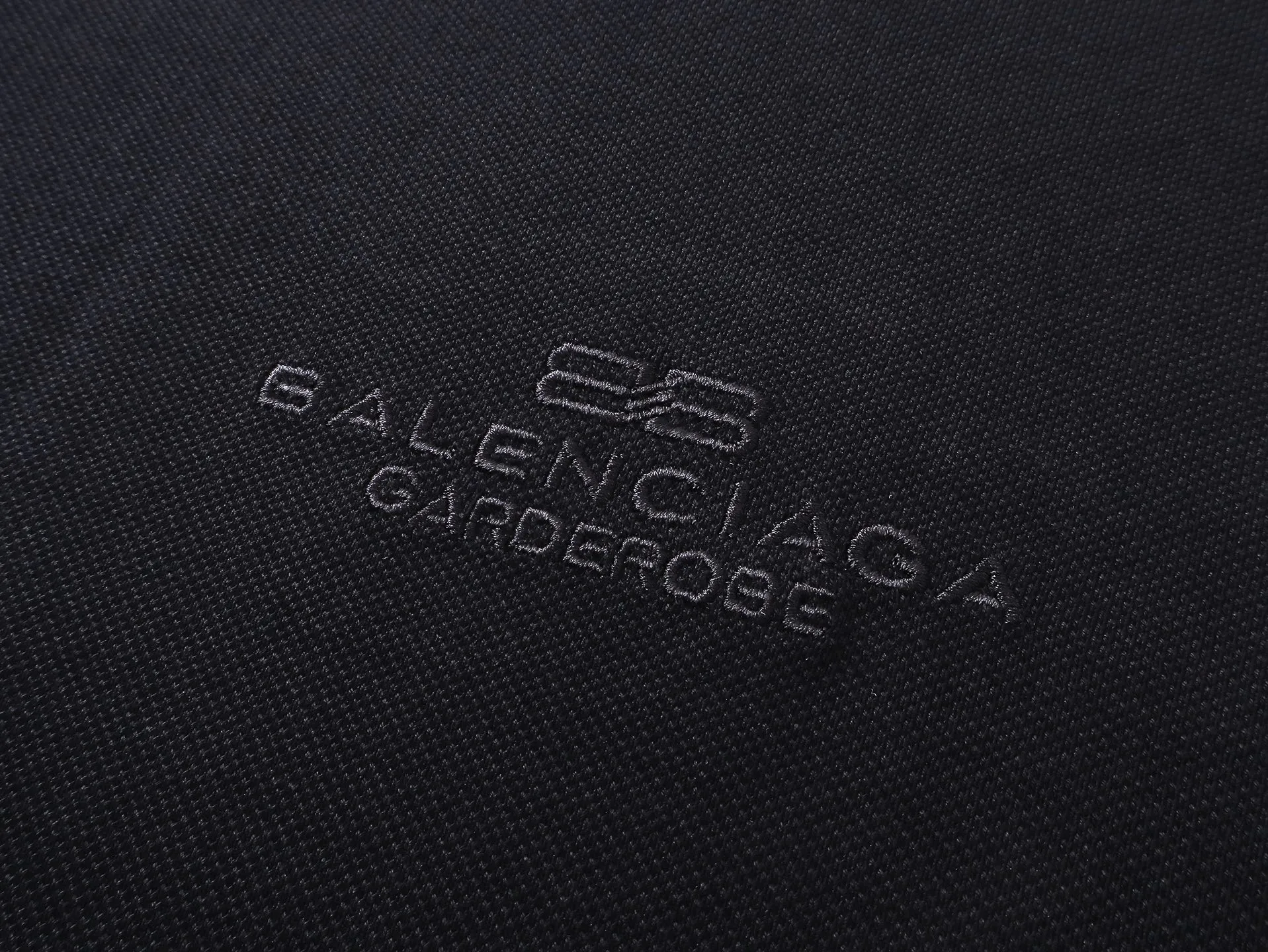 🅿️220 Real photos [Top version. Official website quality] BALENCI*GA/Paris #2025 new Paris letter LOGO embroidered POLO shirt, full of design, welcome to compare. The fabric is made of Paris ZP custom-woven and dyed cotton pique, with a weight of 260 grams. The cloth surface is clean. The cloth pattern is clear, soft and comfortable. The threads are woven and dyed with no color difference. The embroidered LOGO is embroidered using imported Tajima embroidery machine. The effect is three-dimensional. Restore the brick cabinet, adopt OS loose shoulder style. Same style for men and women. Coding: BL252218 Color: black, white Size: XS S M L