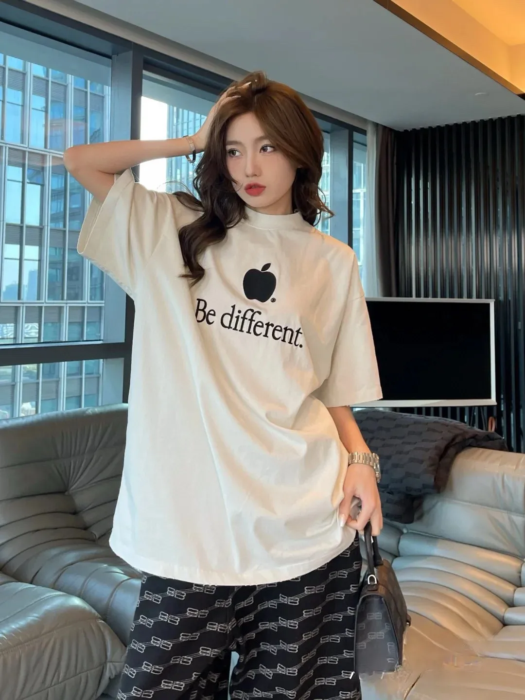 ♻️💯Upper body reference model picture❤️Top version Balenciaga BALENCIAGA new BeDifferent series Apple logo embroidered letters Milk white male and female couple star same style pure cotton bottoming short-sleeved T-shirt - Using imported Tajima 10w needle machine embroidery High-density embroidered letter hemming technology Full details without tails Clear letters without connections‼ ️ - It took no less than dozens of light embroidery needle adjustments to achieve this satisfactory effect. Imported embroidery thread distinguishes the difference between low-end market and original version! -BLCG's latest Bedifferent series. You are unique and different from others. Always be yourself! New models are released every year. The milky white color is the new color this year. I didn’t hesitate to buy it as soon as I saw it. My upper body looks whiter. I love this color so much!  A full set of 1:1 customized accessories + Sydney paper with logo + new version of handbag at the counter + three labels for large products + Yuan version hangtag‼ ️ (PS: Each piece comes with a counter handbag. Due to the high cost, handbags are no longer provided for after-sales code changes. Please understand) The webbing on the back neck extends to the shoulder for reinforcement. The stitching is downturned at the joint. Imported elliptical machine with imported glue technology. Overall printing without tooth edges. 32s280g double yarn combed. Color: Milky white. Washed black. Size: XS-L P:250